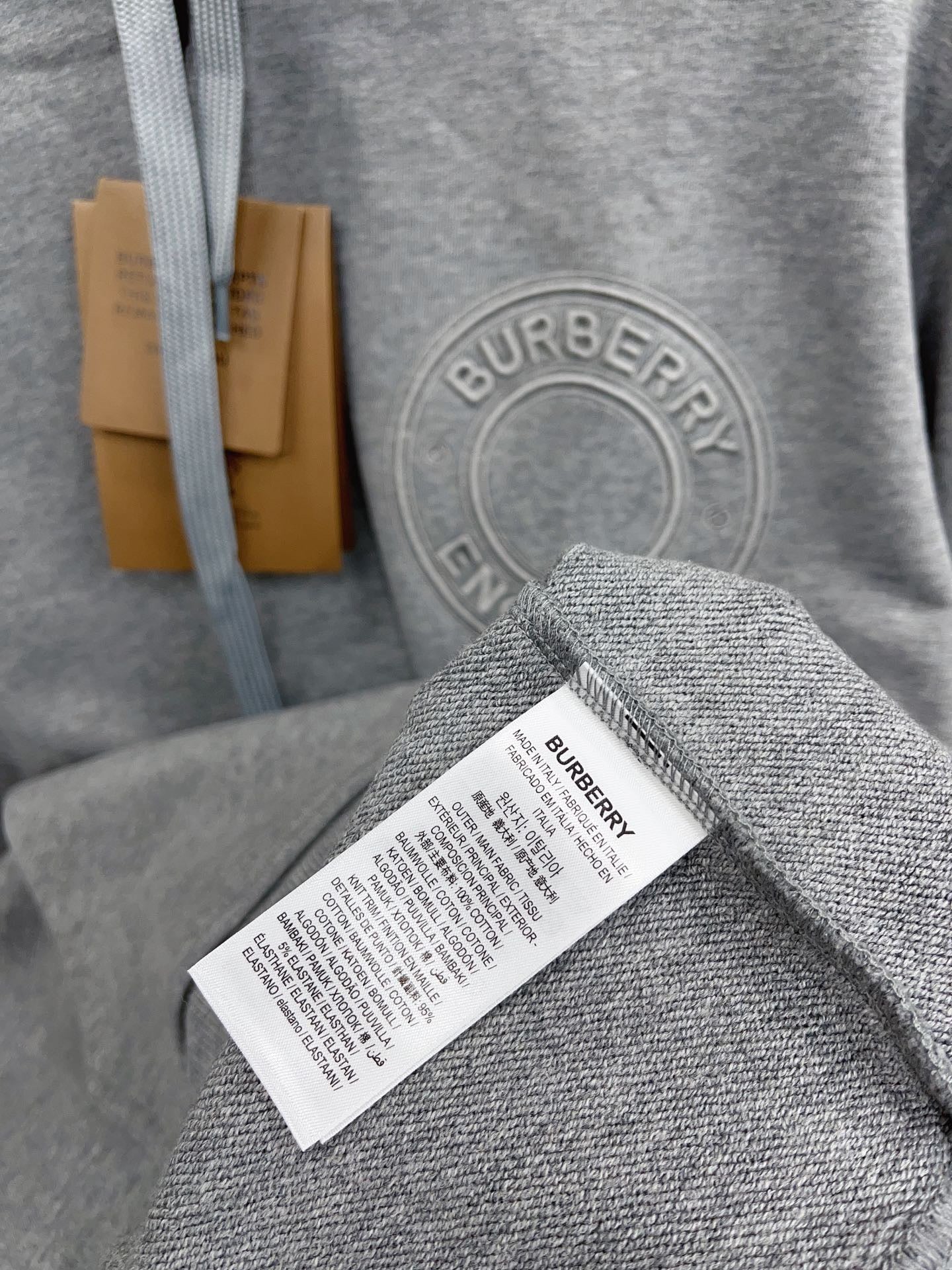 Schwarz-grauer Kapuzenpullover