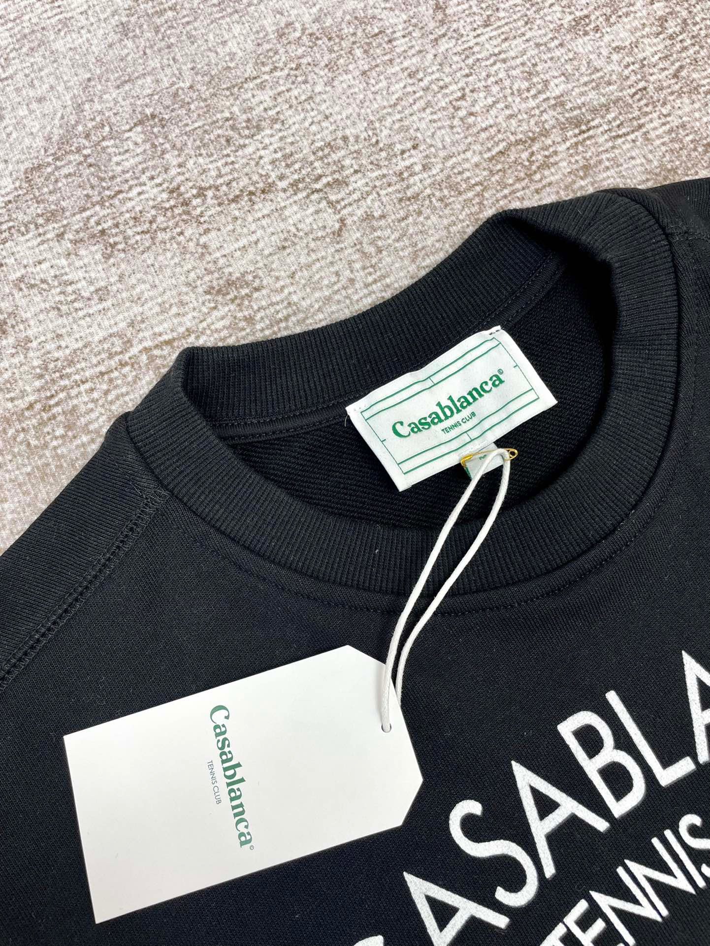 Schwarzes und himmelblaues Sweatshirt