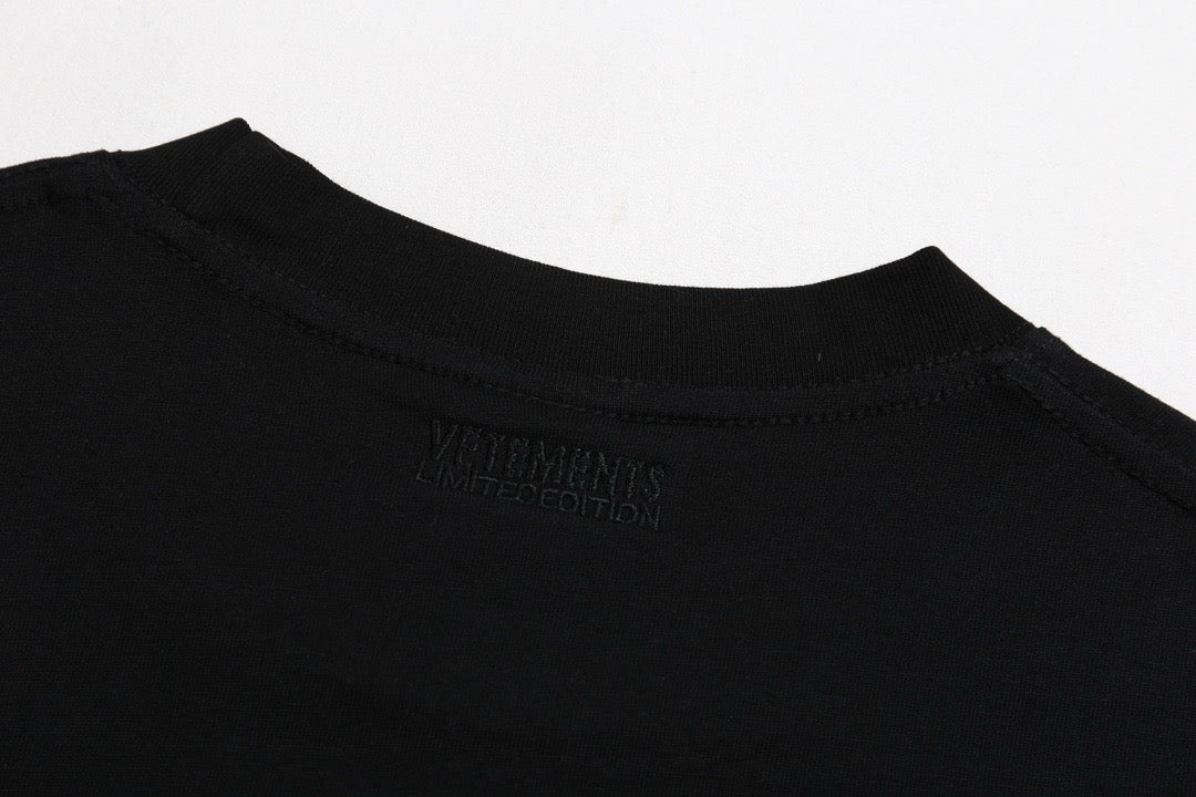 Schwarz-weißes T-Shirt