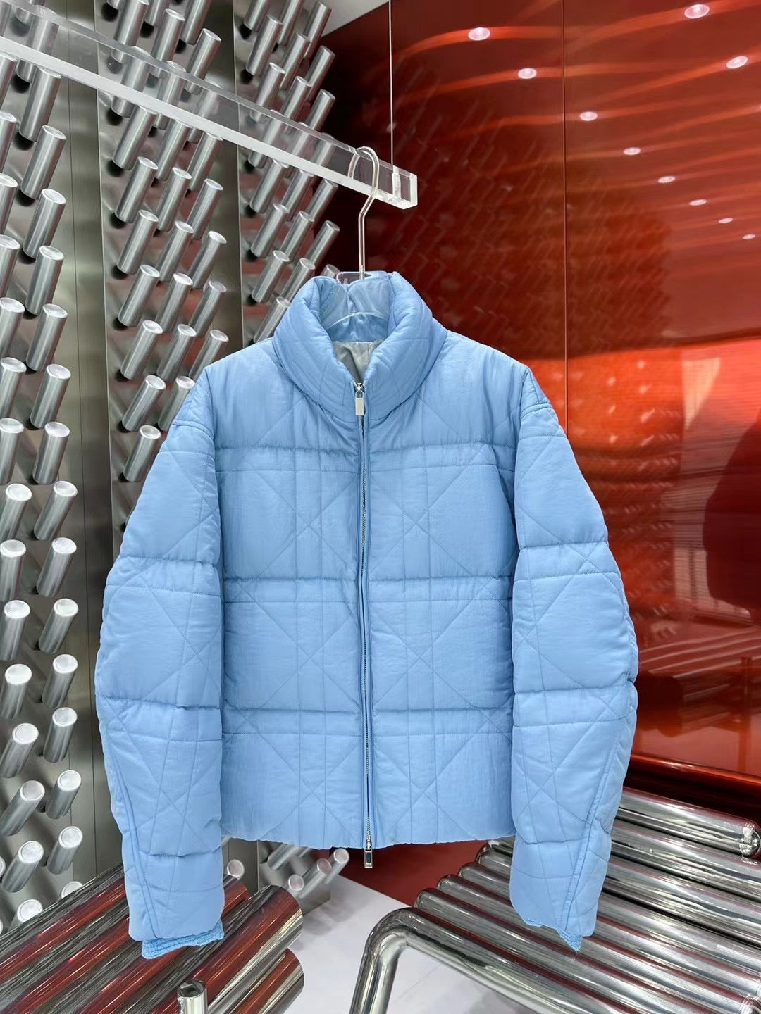 Schwarze und hellblaue Jacke