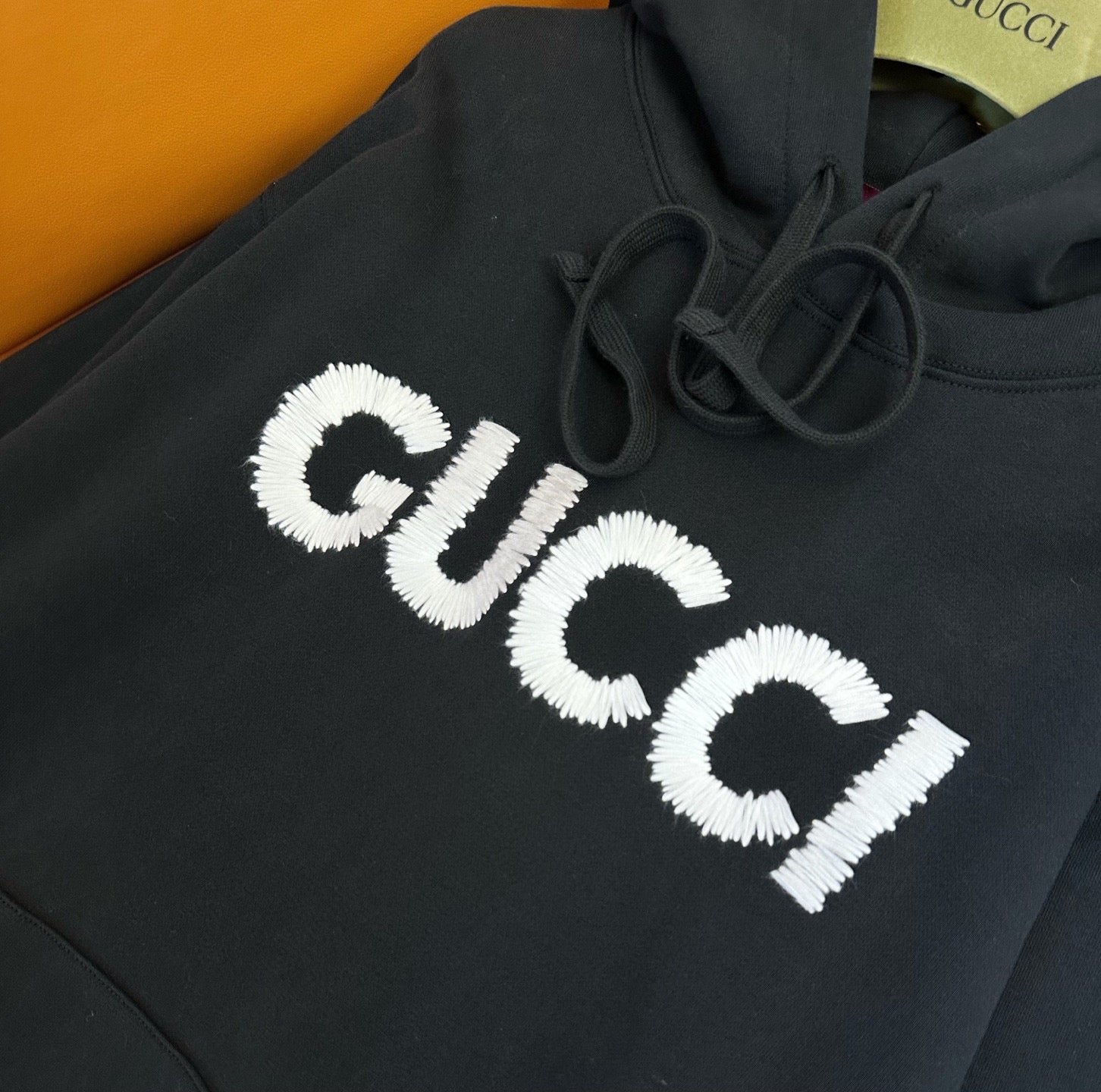 Schwarz-weißer Hoodie