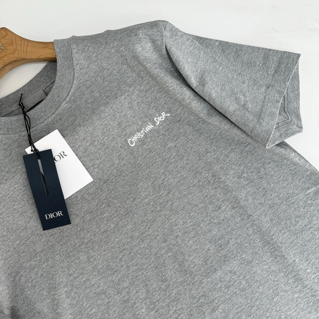 Graues und weißes T-Shirt