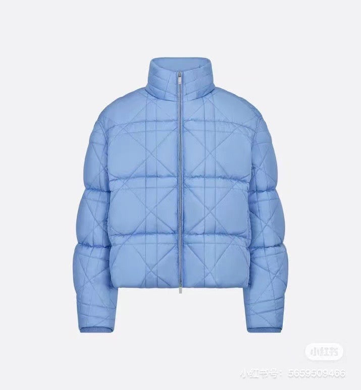 Schwarze und hellblaue Jacke