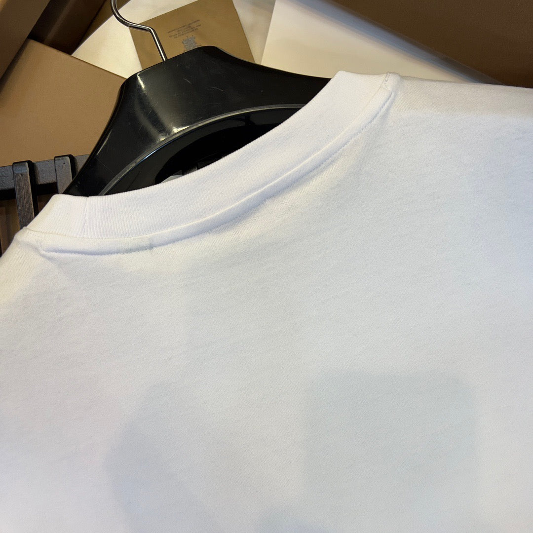 Schwarz-weißes T-Shirt