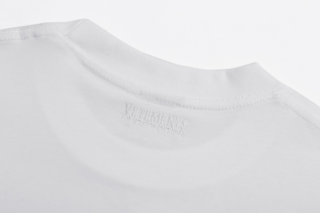 Schwarz-weißes T-Shirt