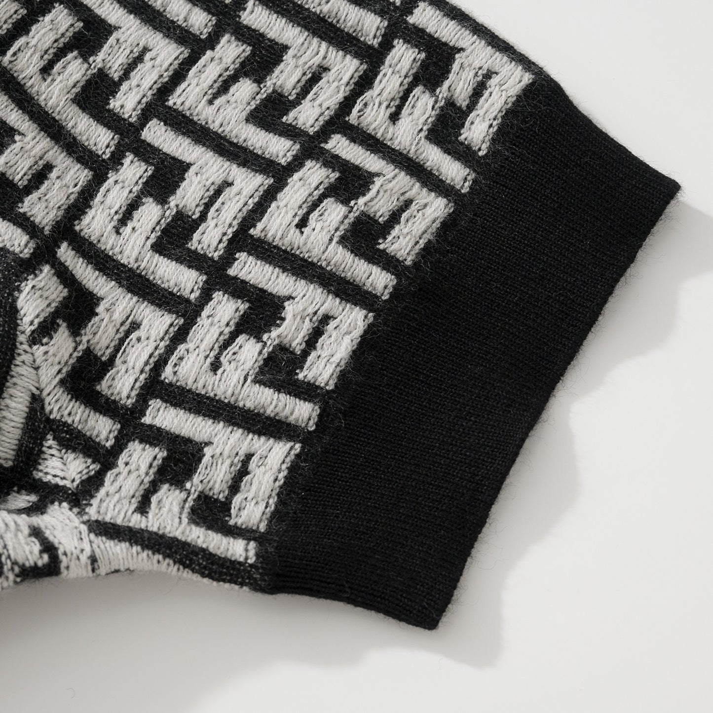 بولو أسود أبيض