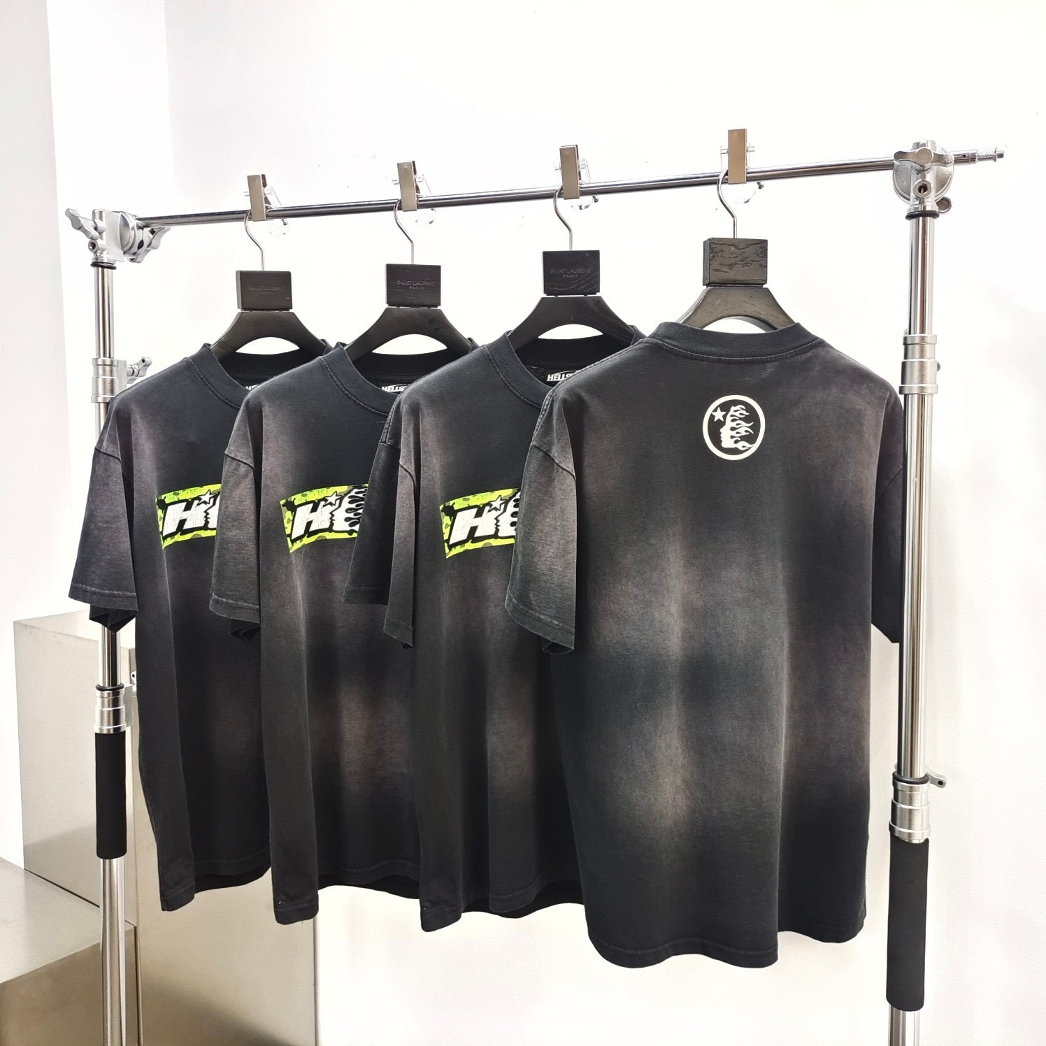 Dunkelgraues T-Shirt