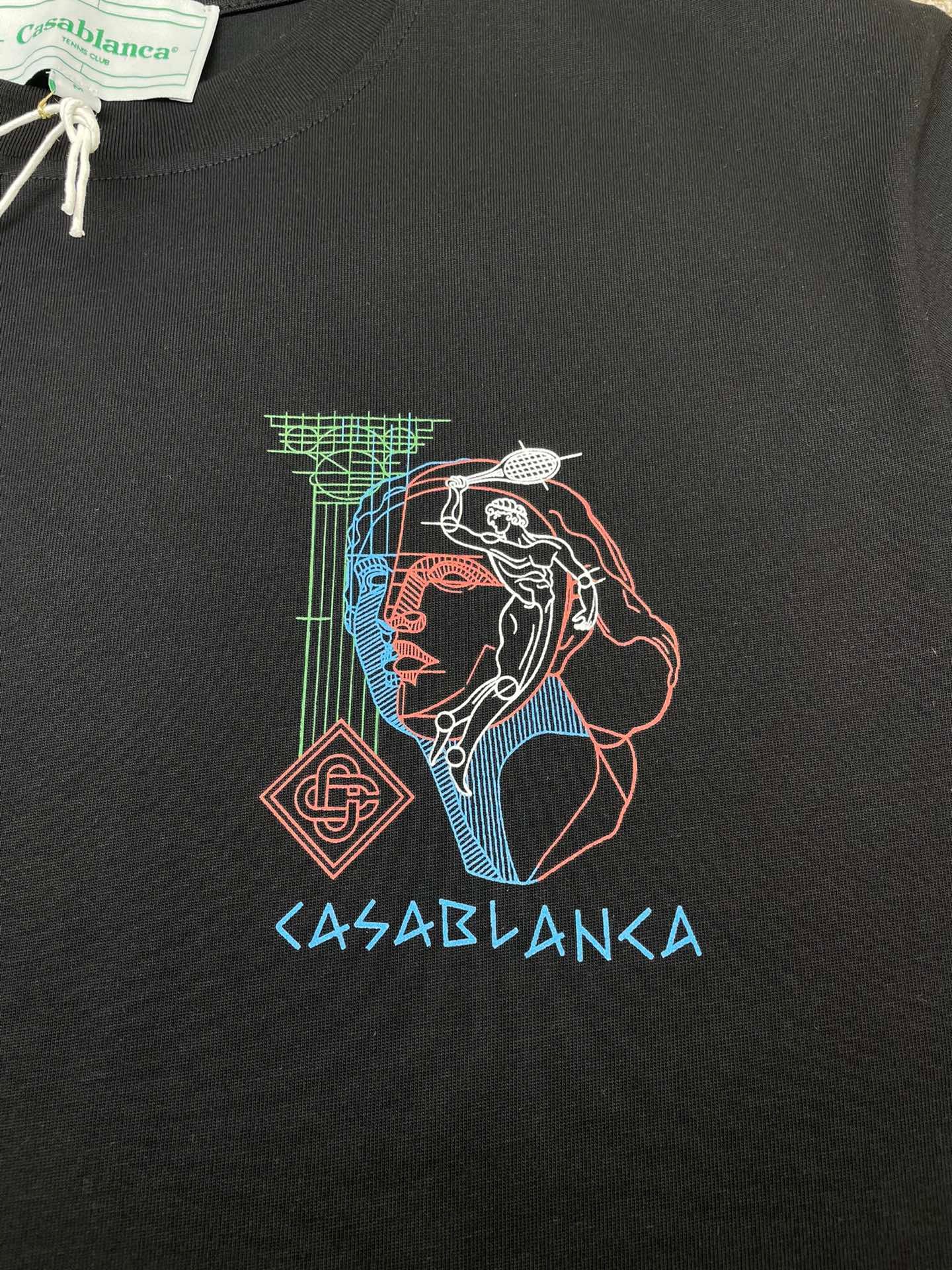 Schwarz-weißes T-Shirt