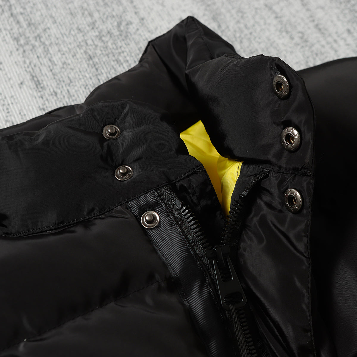 Schwarze und graue Jacke