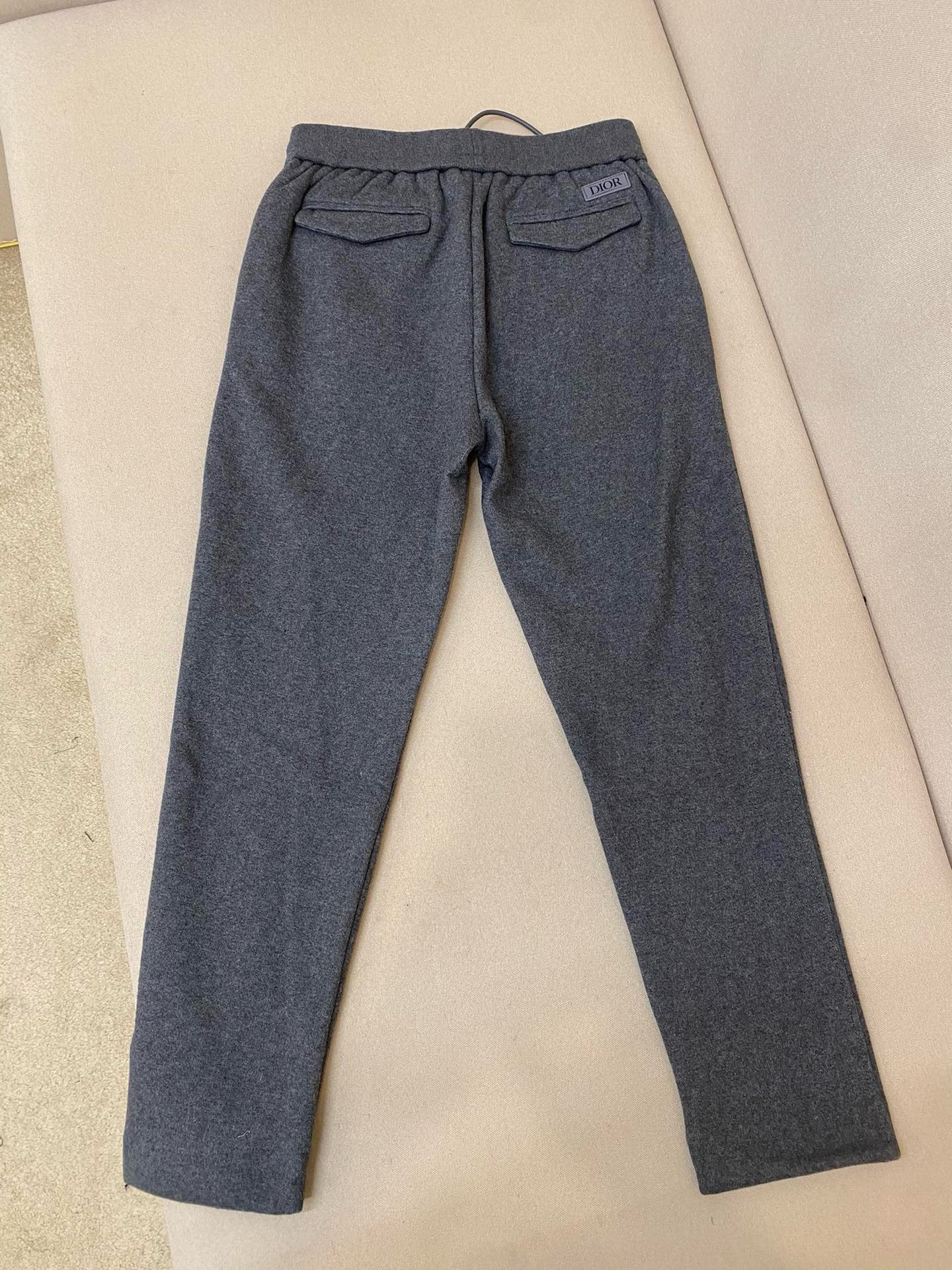 Pantalón negro oscuro y caqui