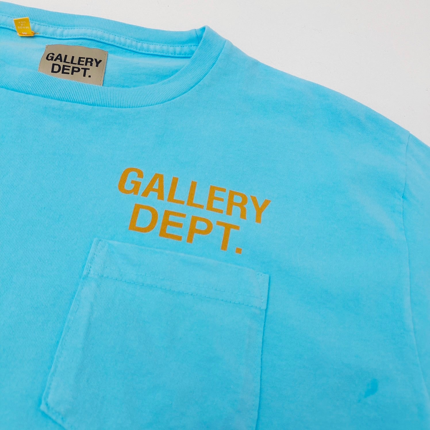 T-Shirt in Seeblau und Off-White