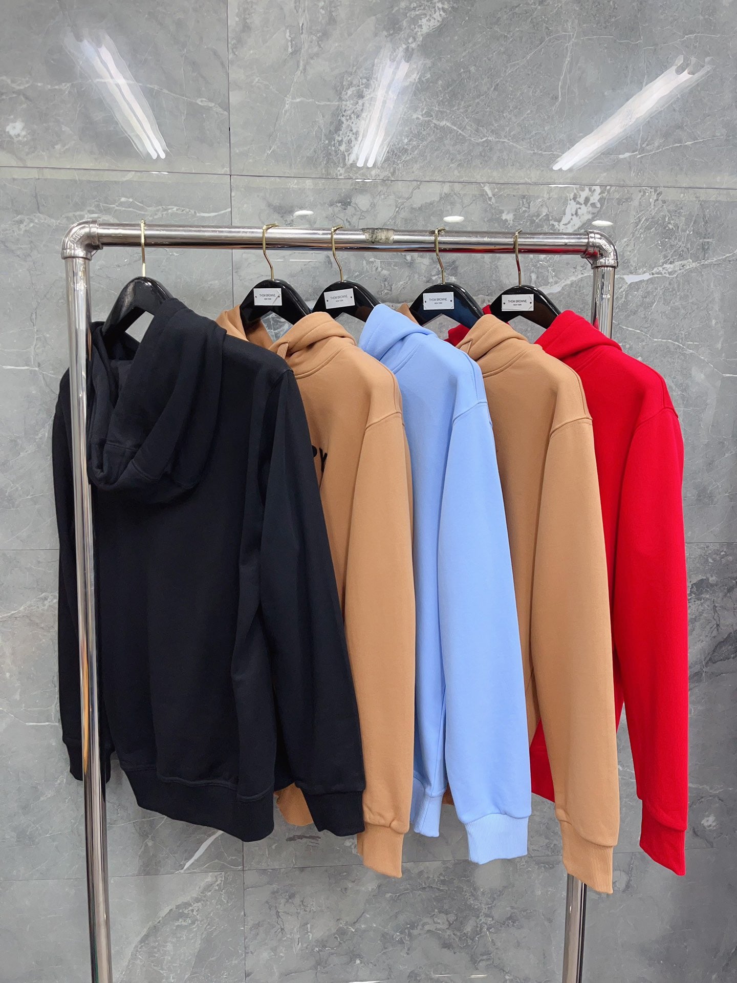Kapuzenpullover in Schwarz, Khaki, Blau und Rot