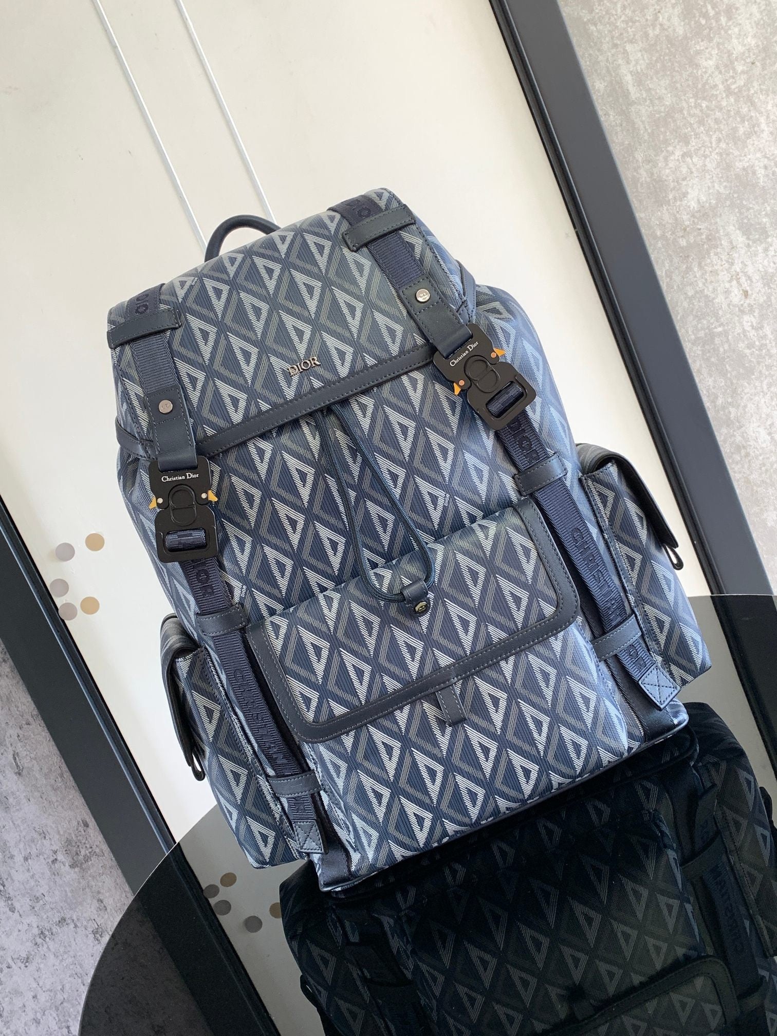 Dunkelblaue Tasche