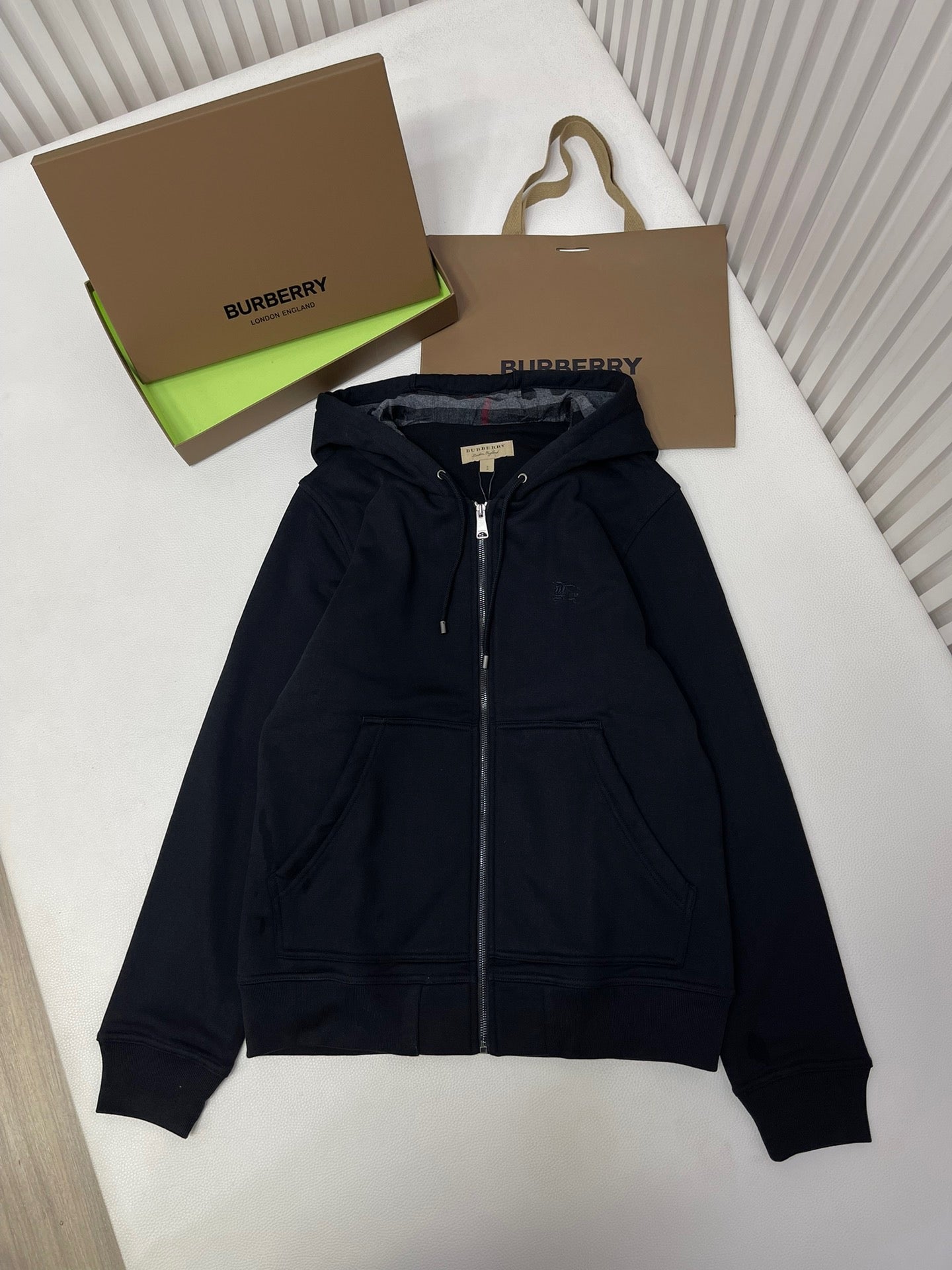 Schwarze und graue Jacke