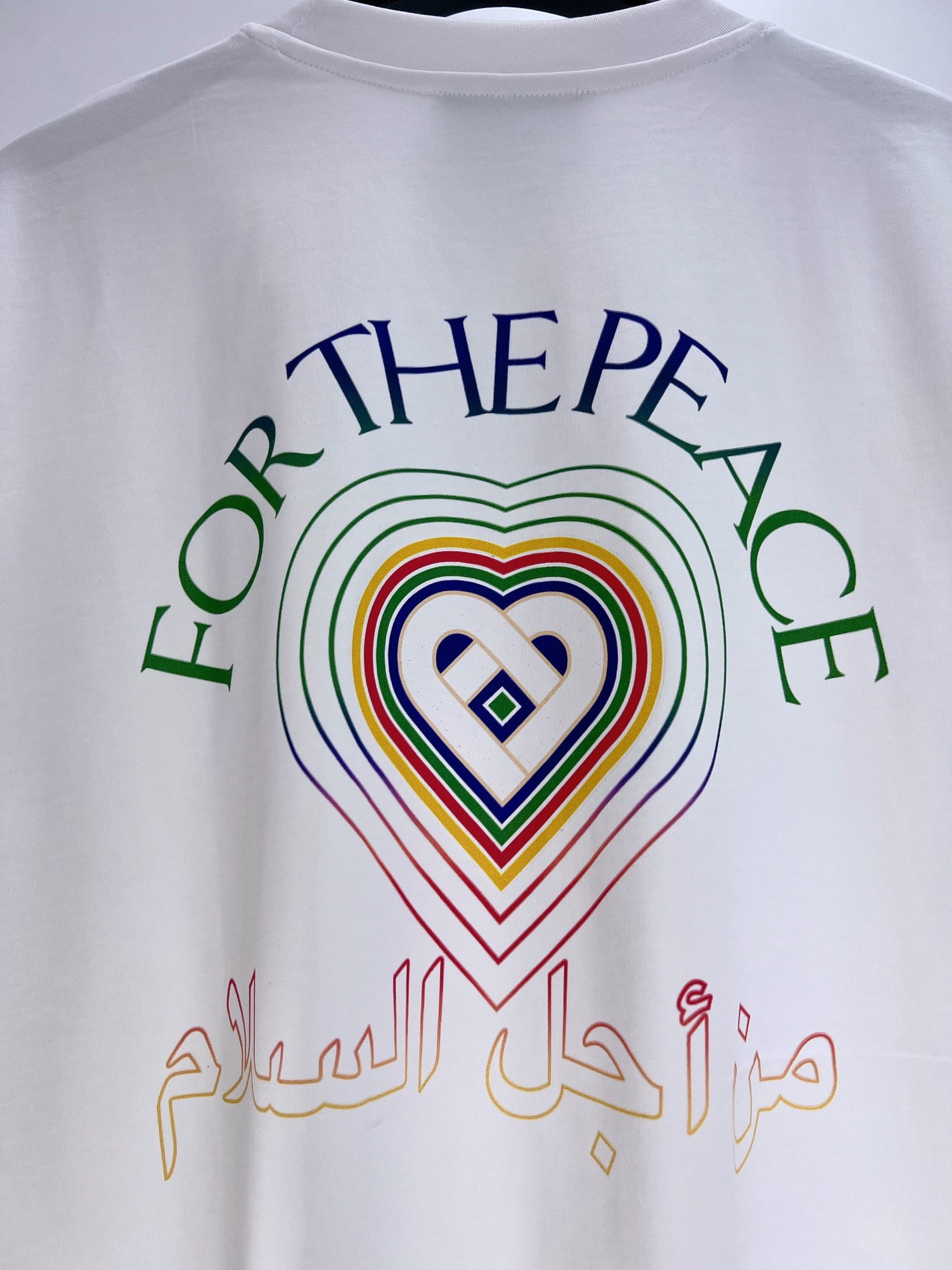 Weißes und blaues T-Shirt