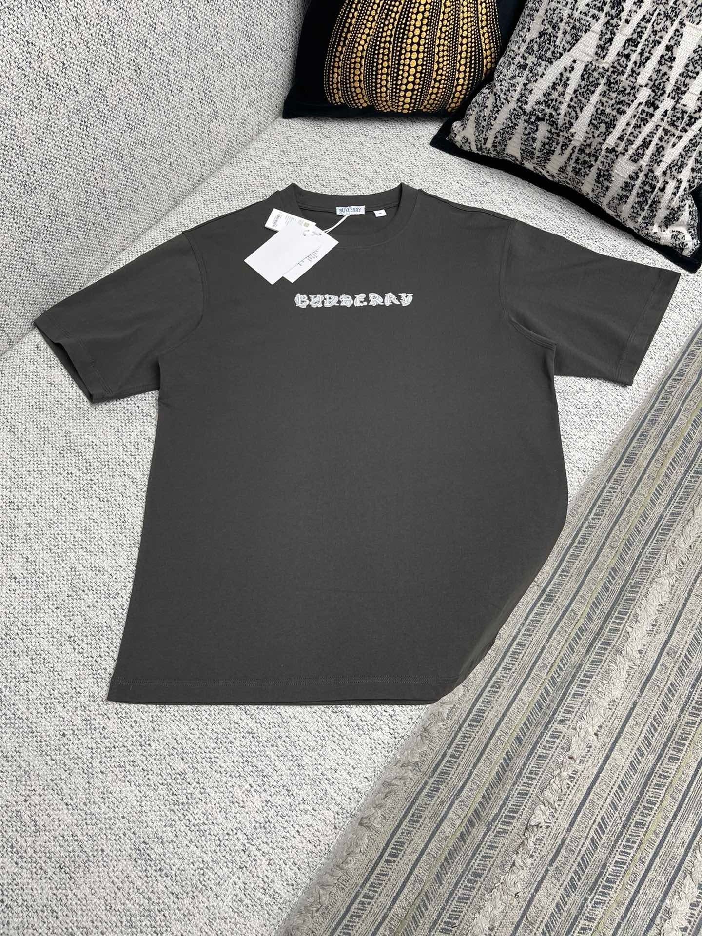 Schwarzes und beiges T-Shirt