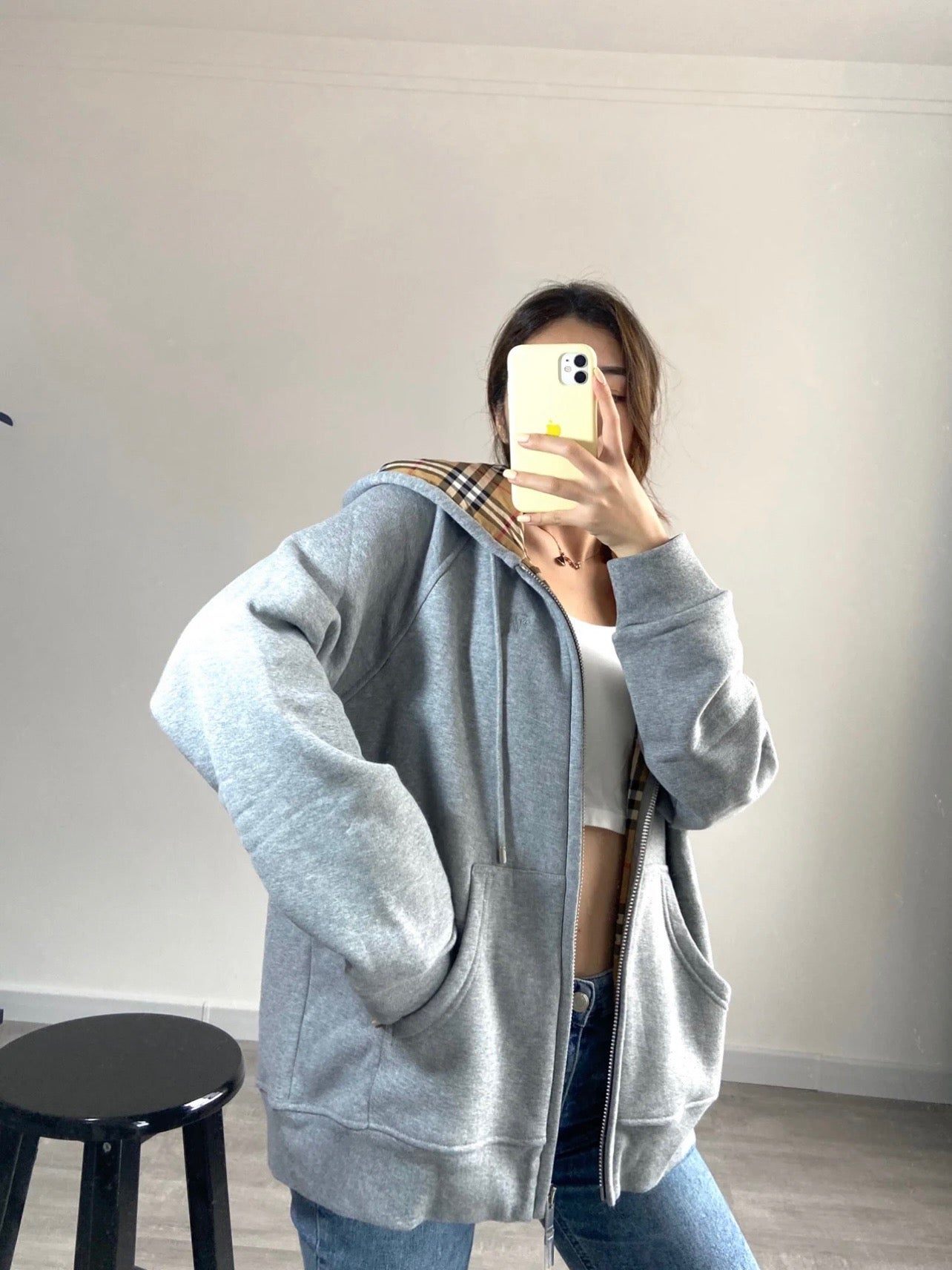 Schwarze und graue Jacke