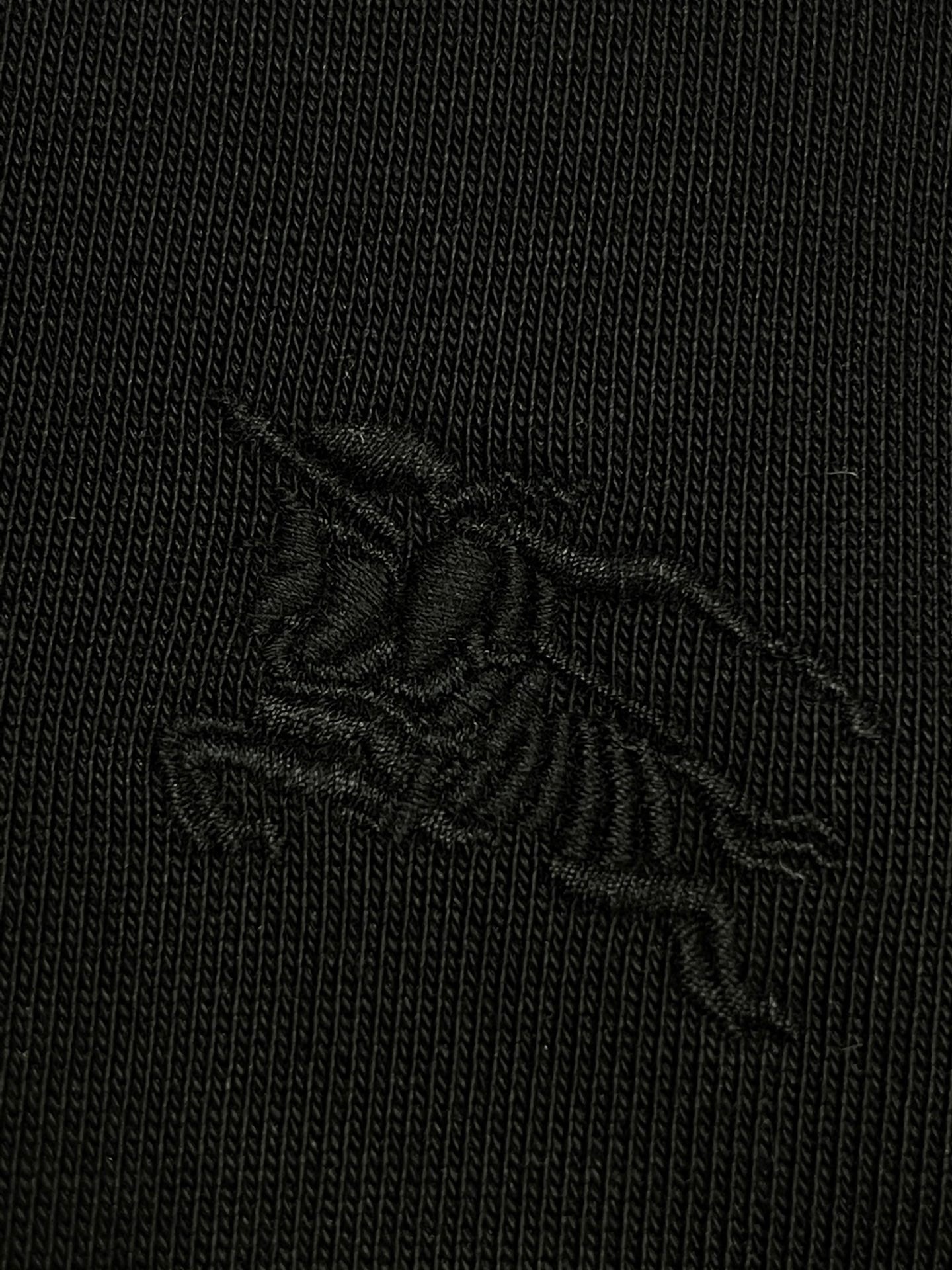 Schwarze und graue Jacke