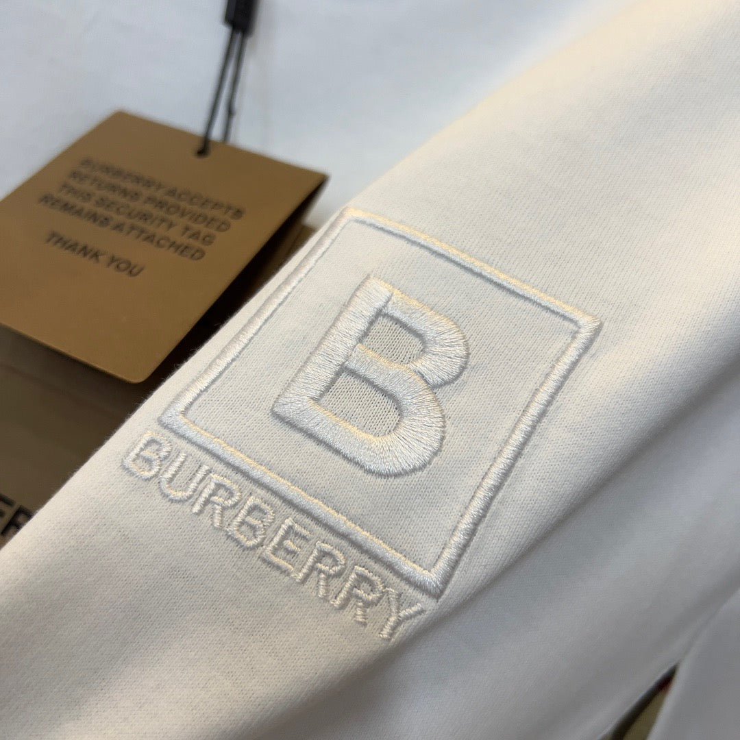 Schwarz-weißes T-Shirt