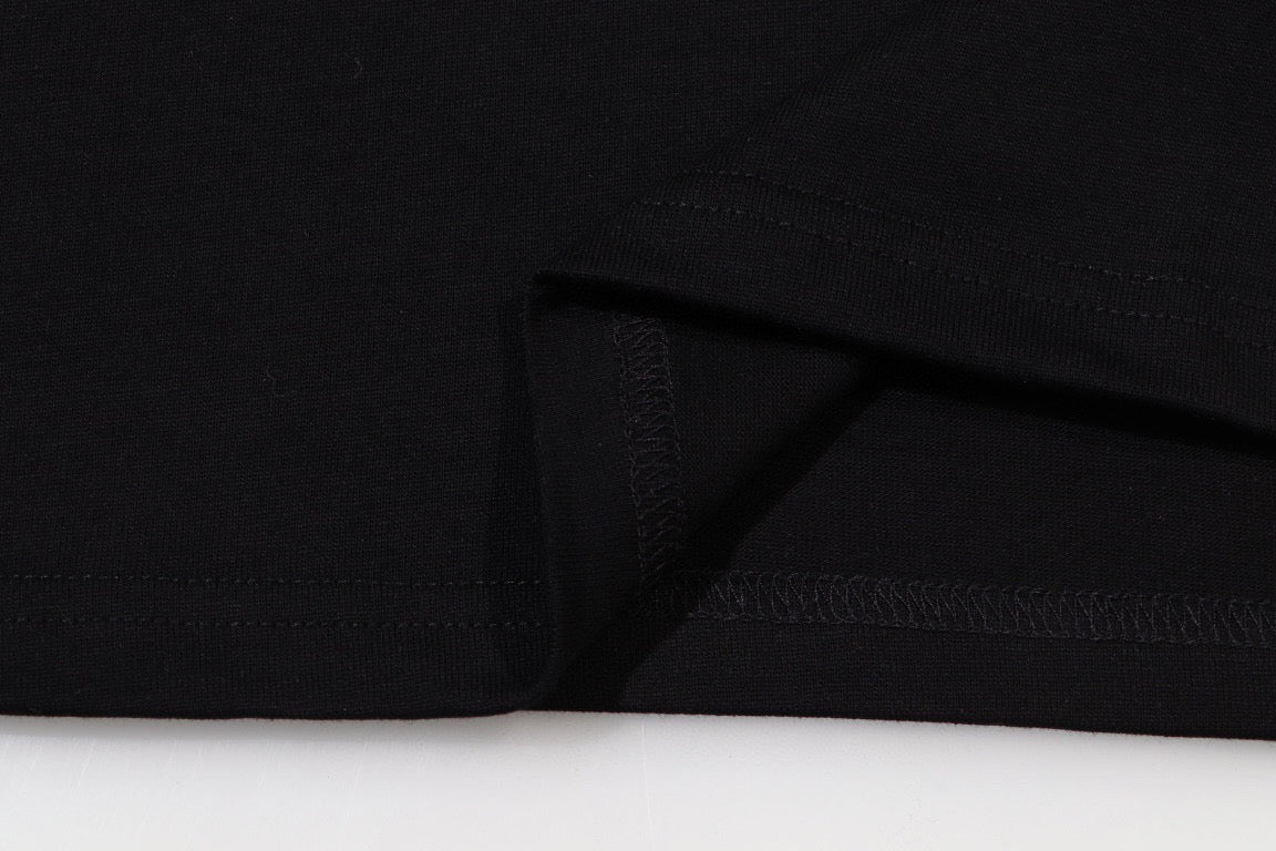 Schwarz-weißes T-Shirt