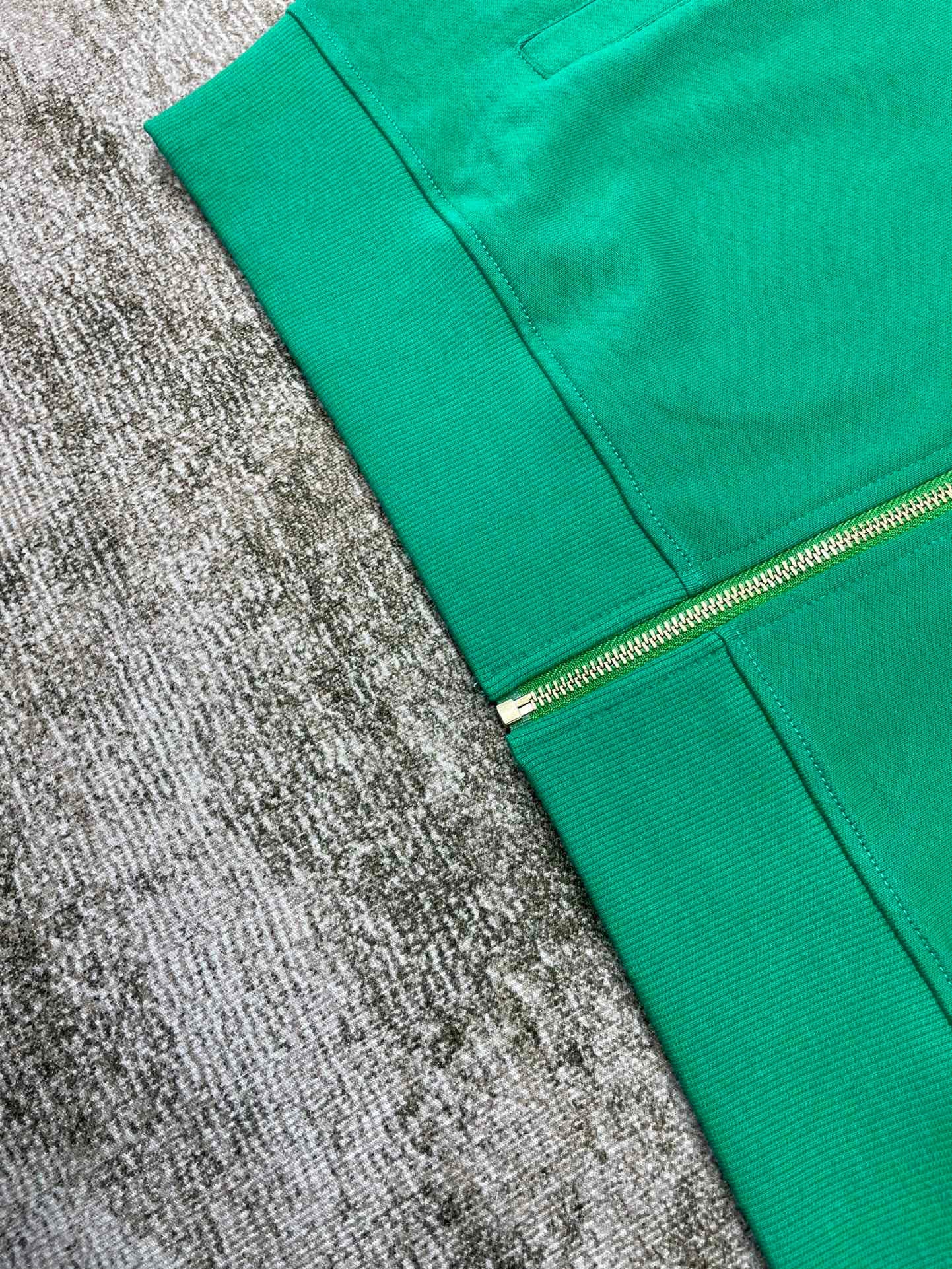 سترة حمراء وخضراء