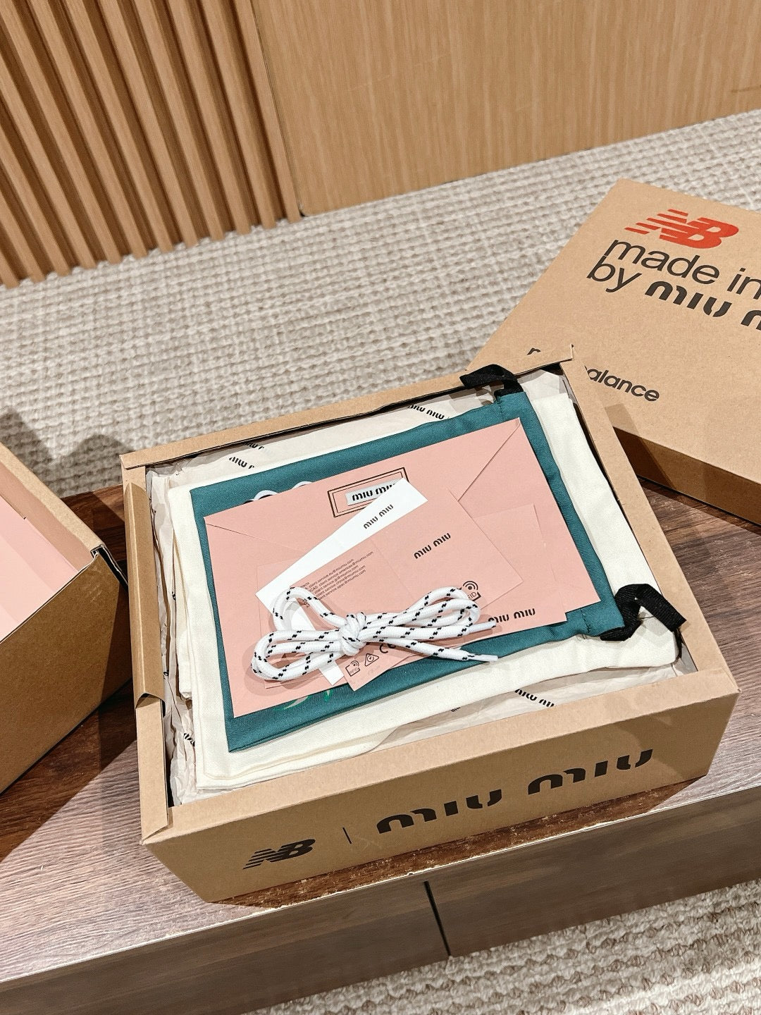 أحذية متعددة الألوان