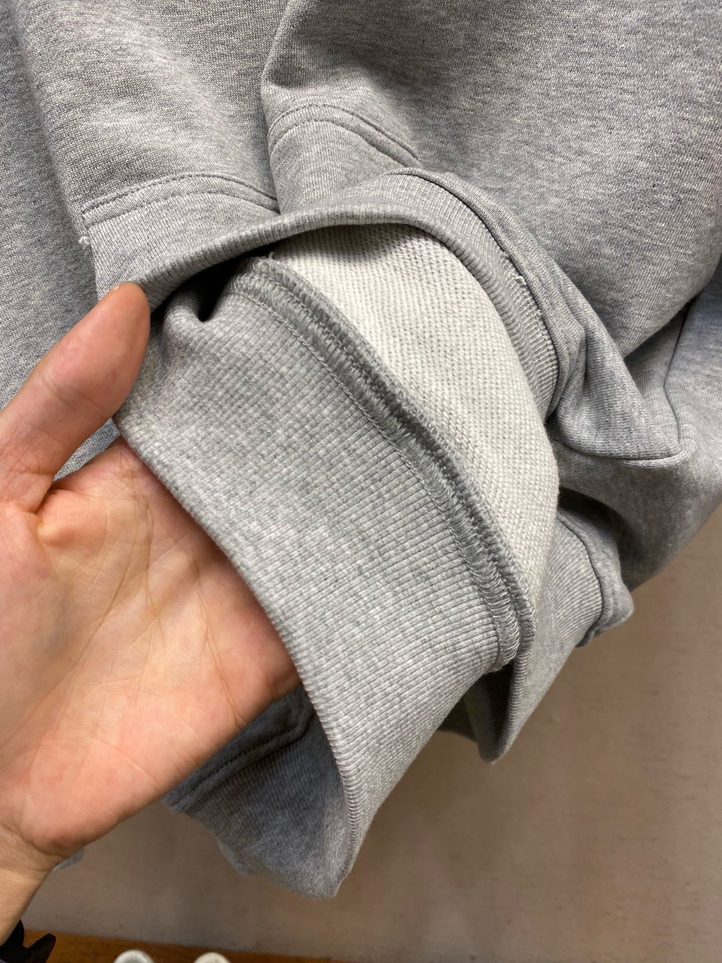 Grauer Hoodie