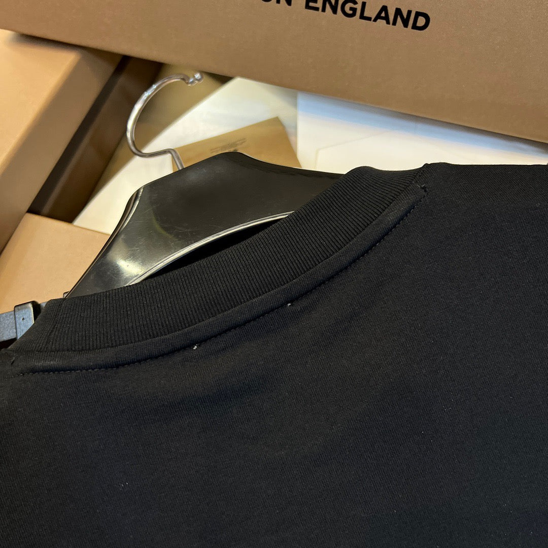 Schwarzes, khakifarbenes und weißes T-Shirt