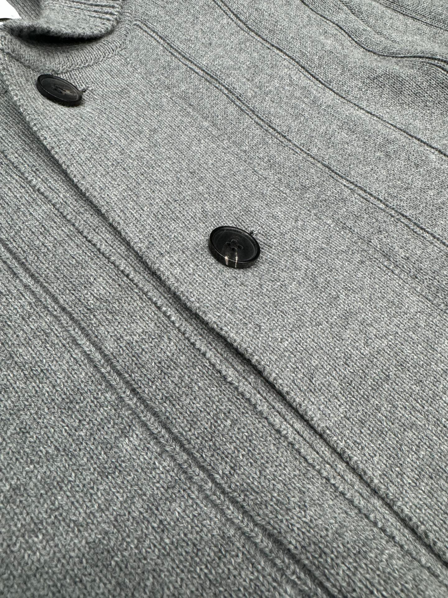 سترة متعددة الألوان