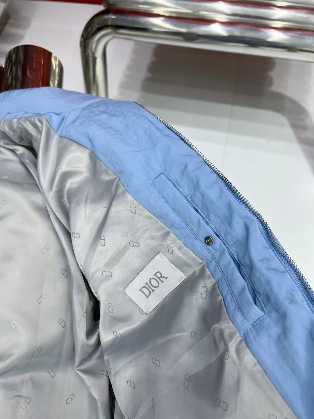 Schwarze und hellblaue Jacke