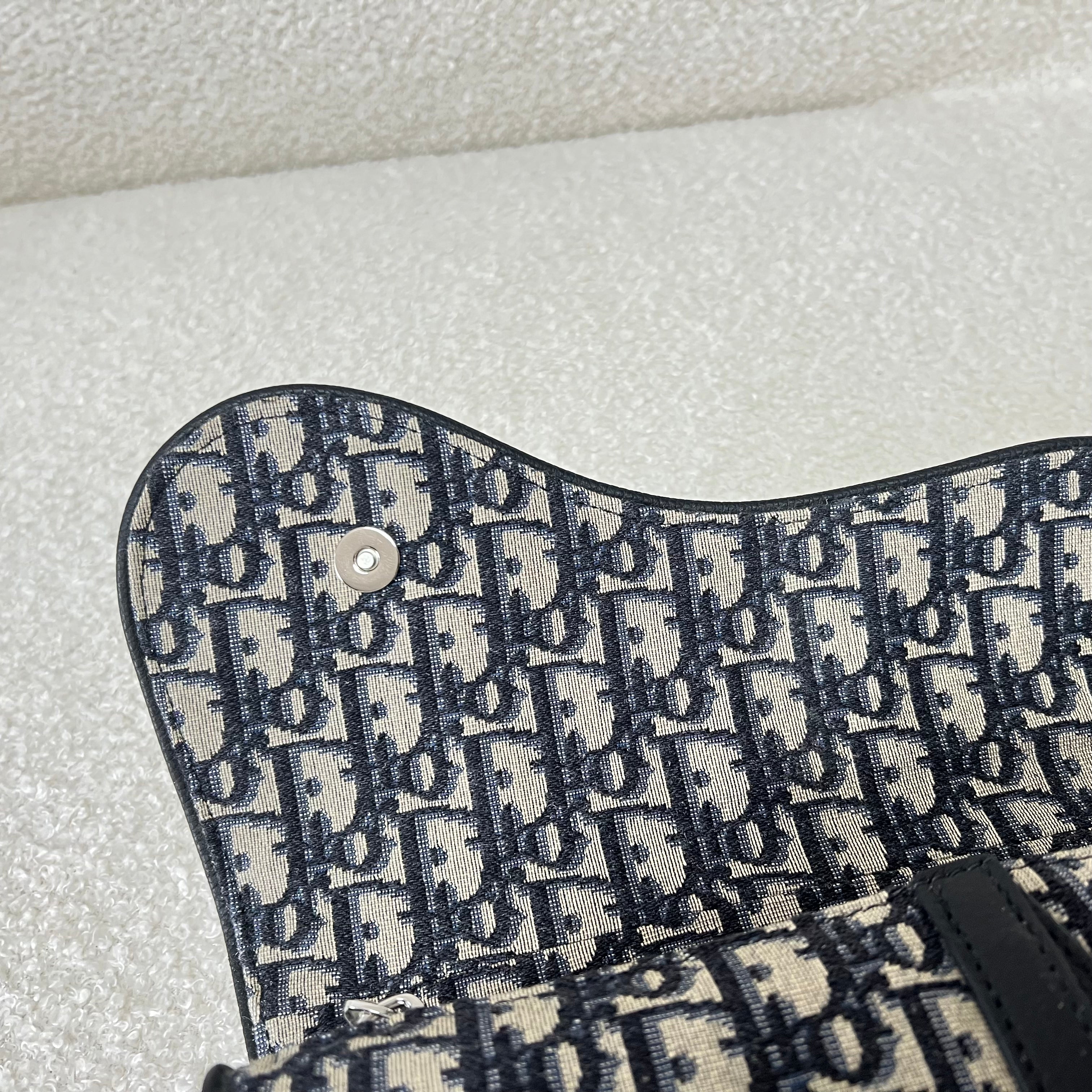 Blaue und schwarzgraue Tasche
