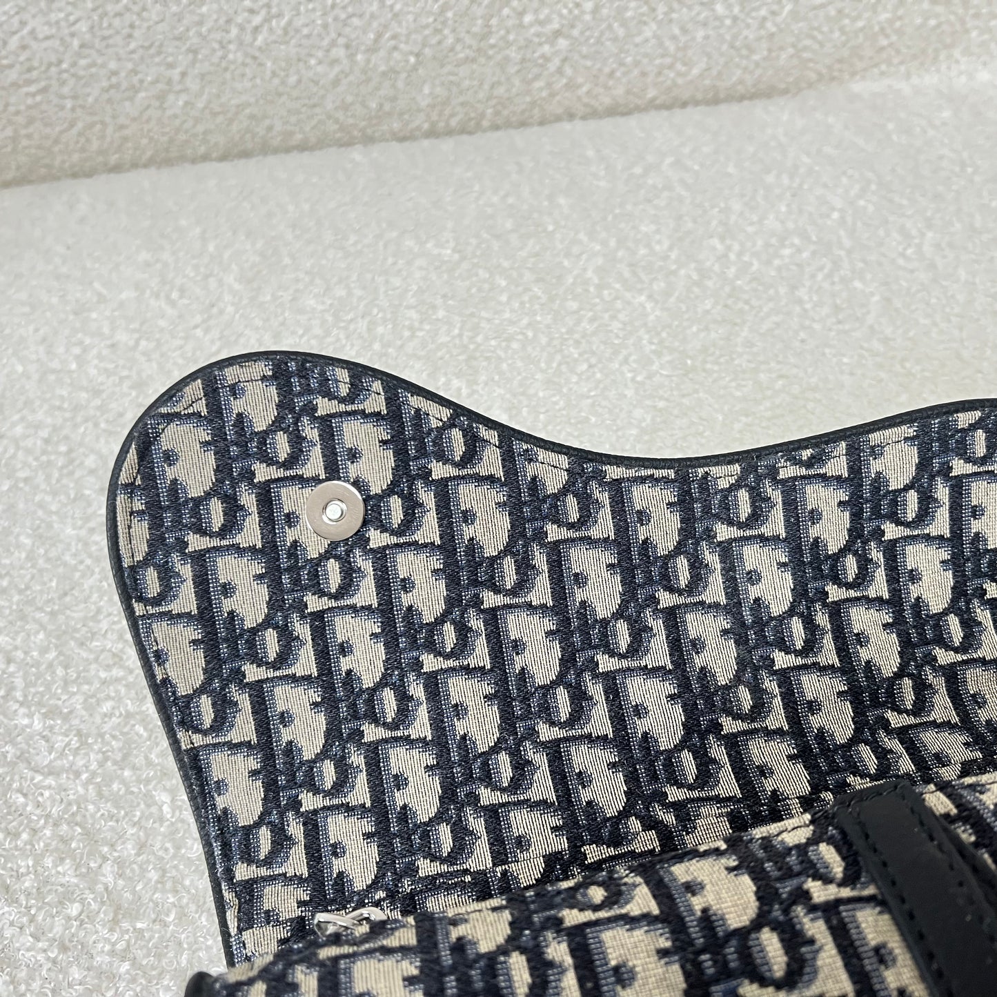 Blaue und schwarzgraue Tasche