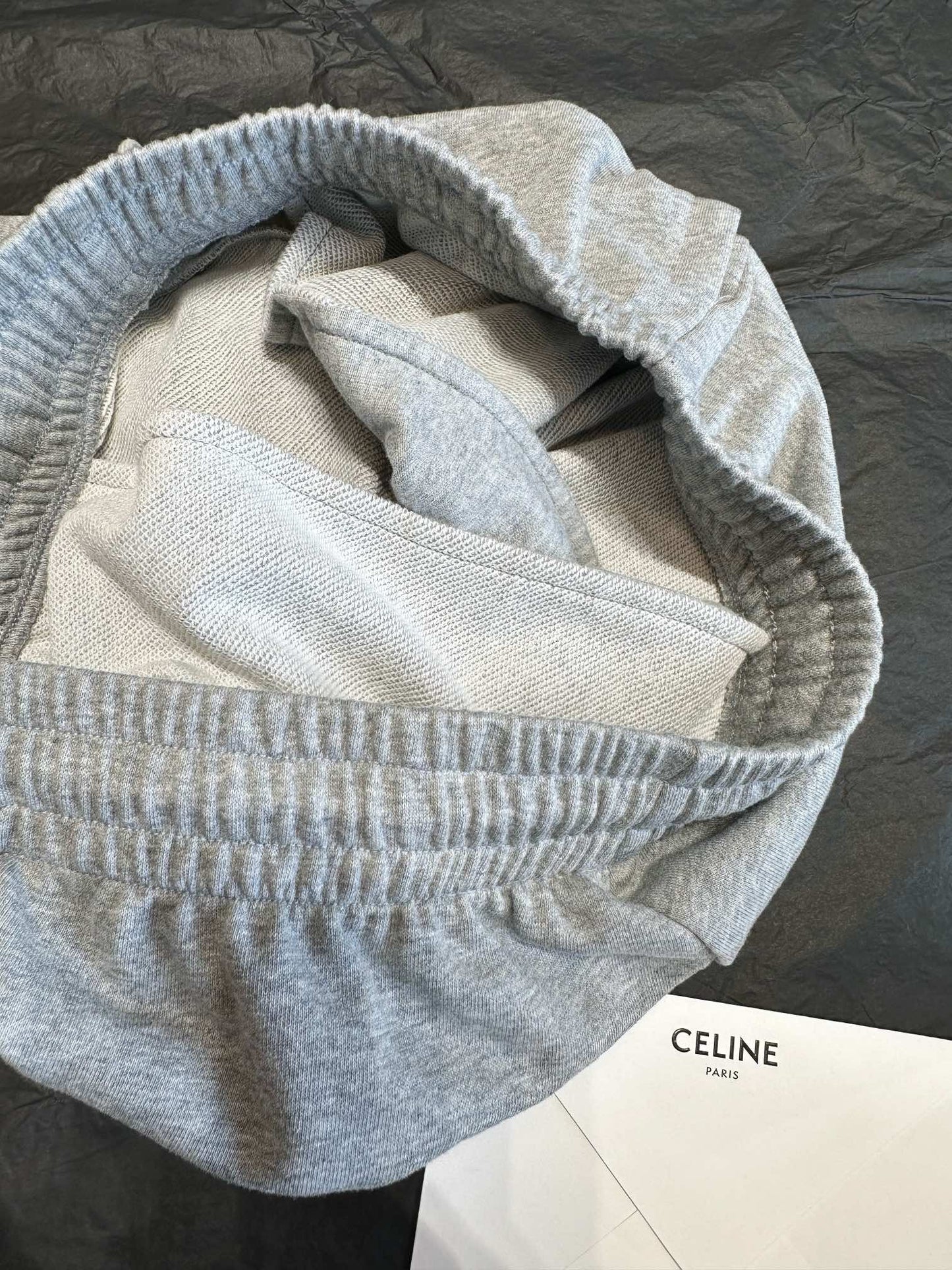 بنطال أسود ورمادي