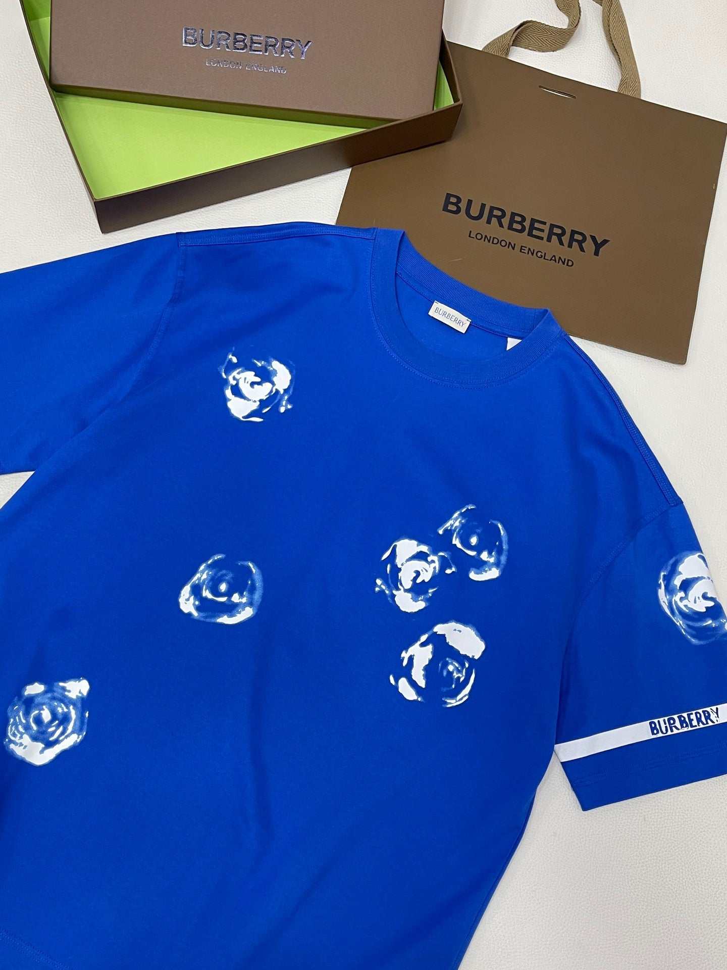 Weißes und himmelblaues T-Shirt