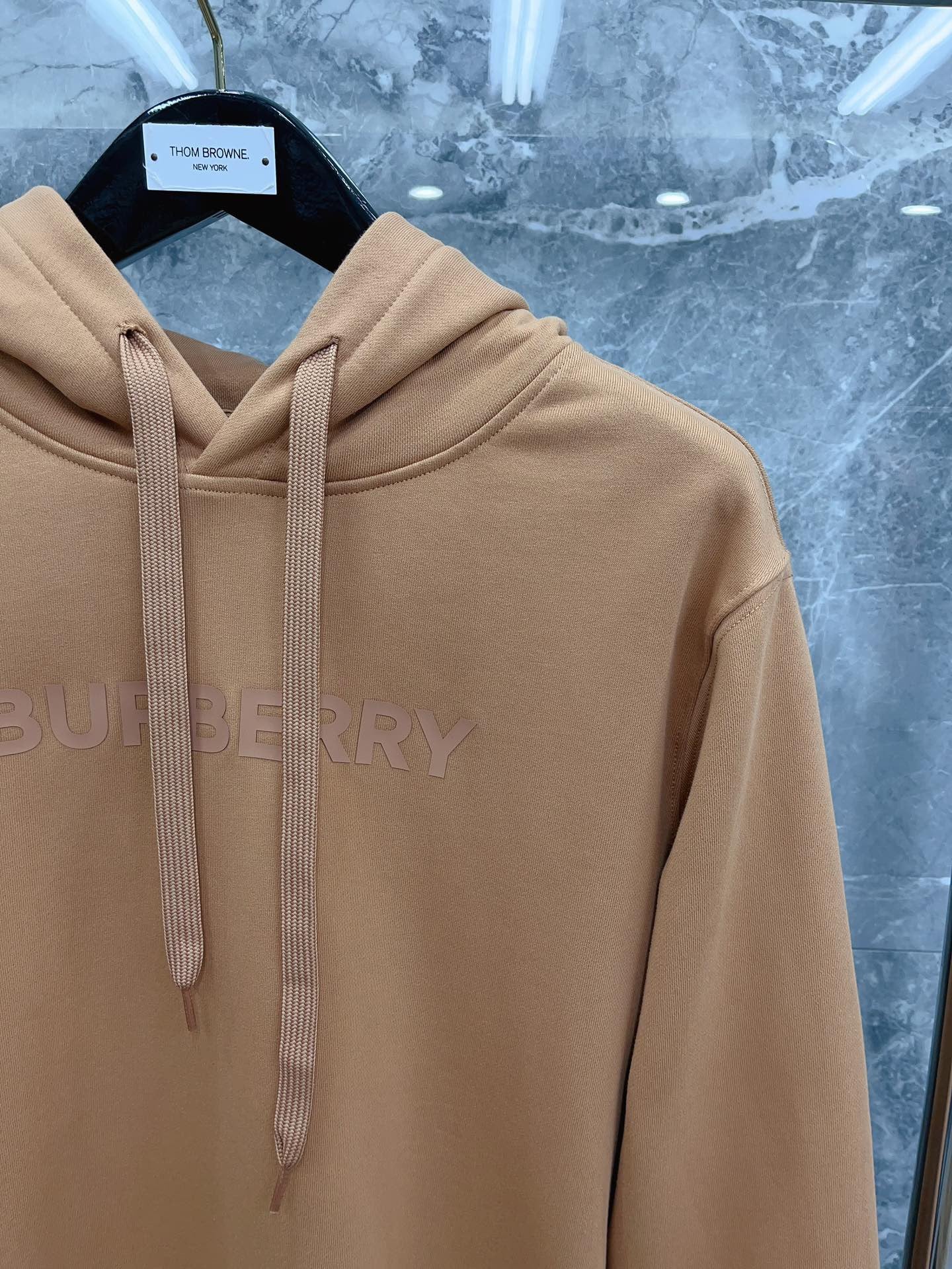 هودي أسود، كاكي، أزرق وأحمر