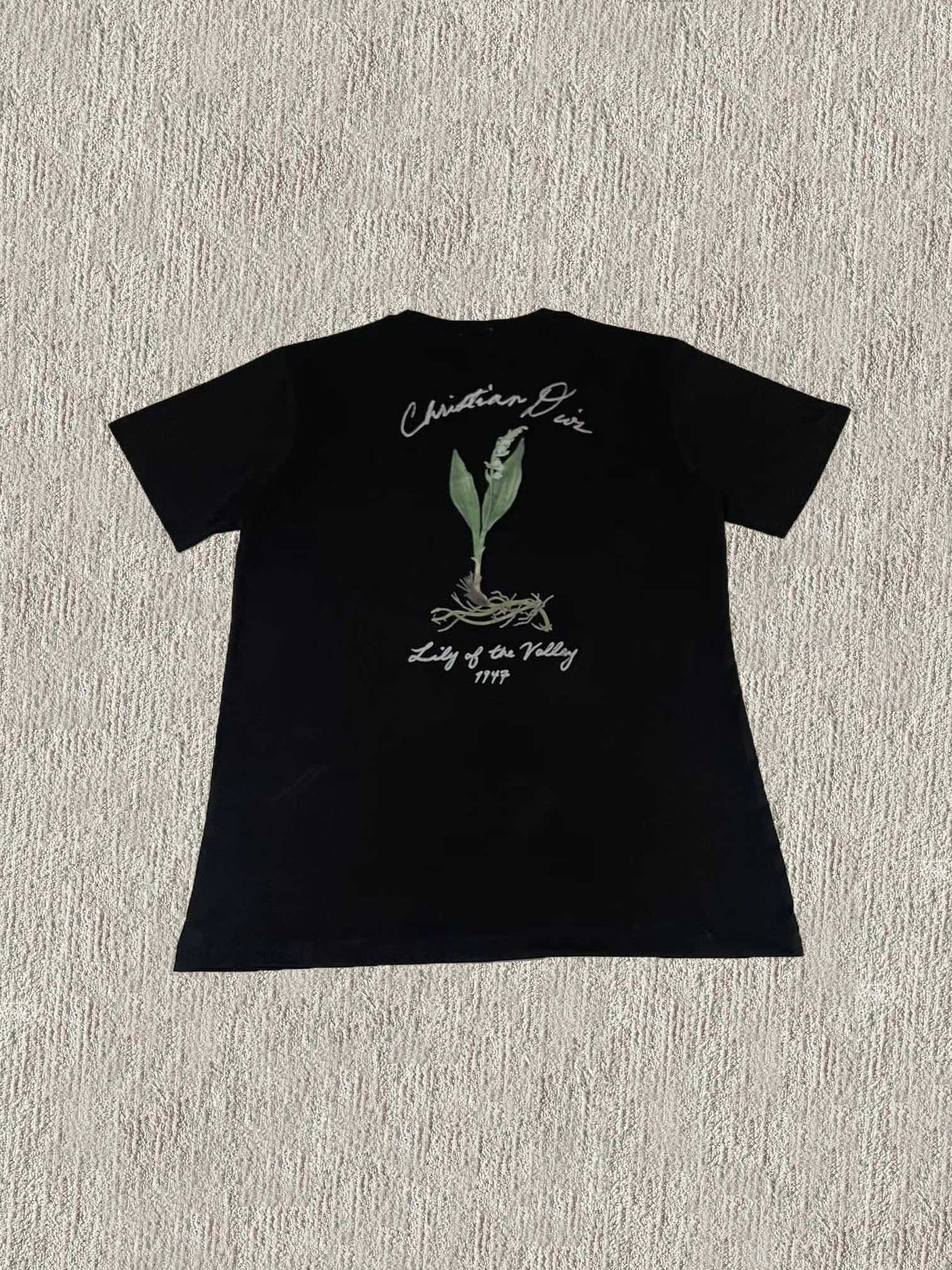 تي شيرت أبيض وأسود