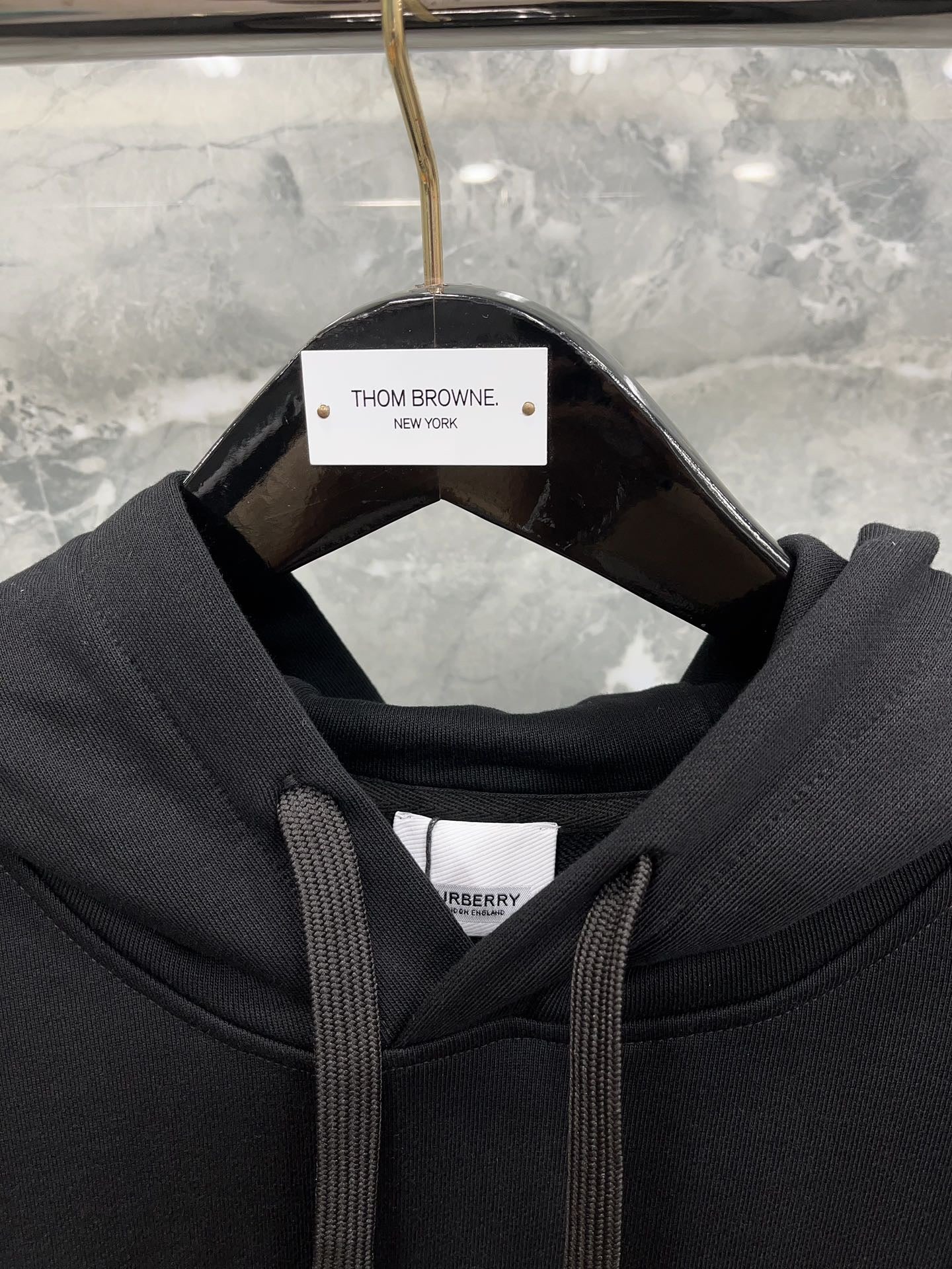Kapuzenpullover in Schwarz, Khaki, Blau und Rot