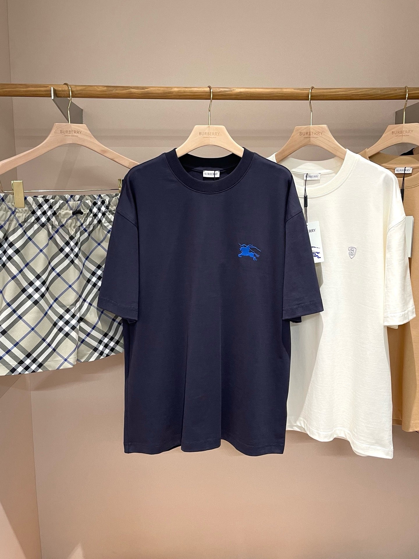 Dunkelblaues und khakifarbenes T-Shirt