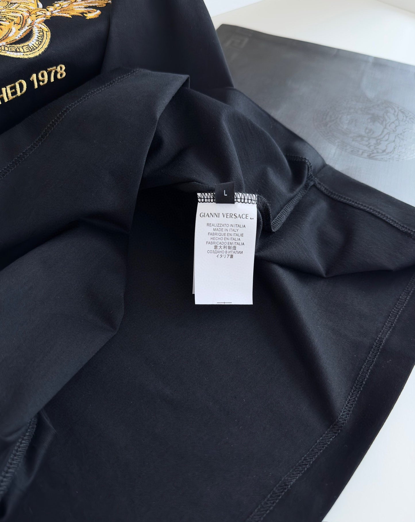 Schwarz-weißes T-Shirt