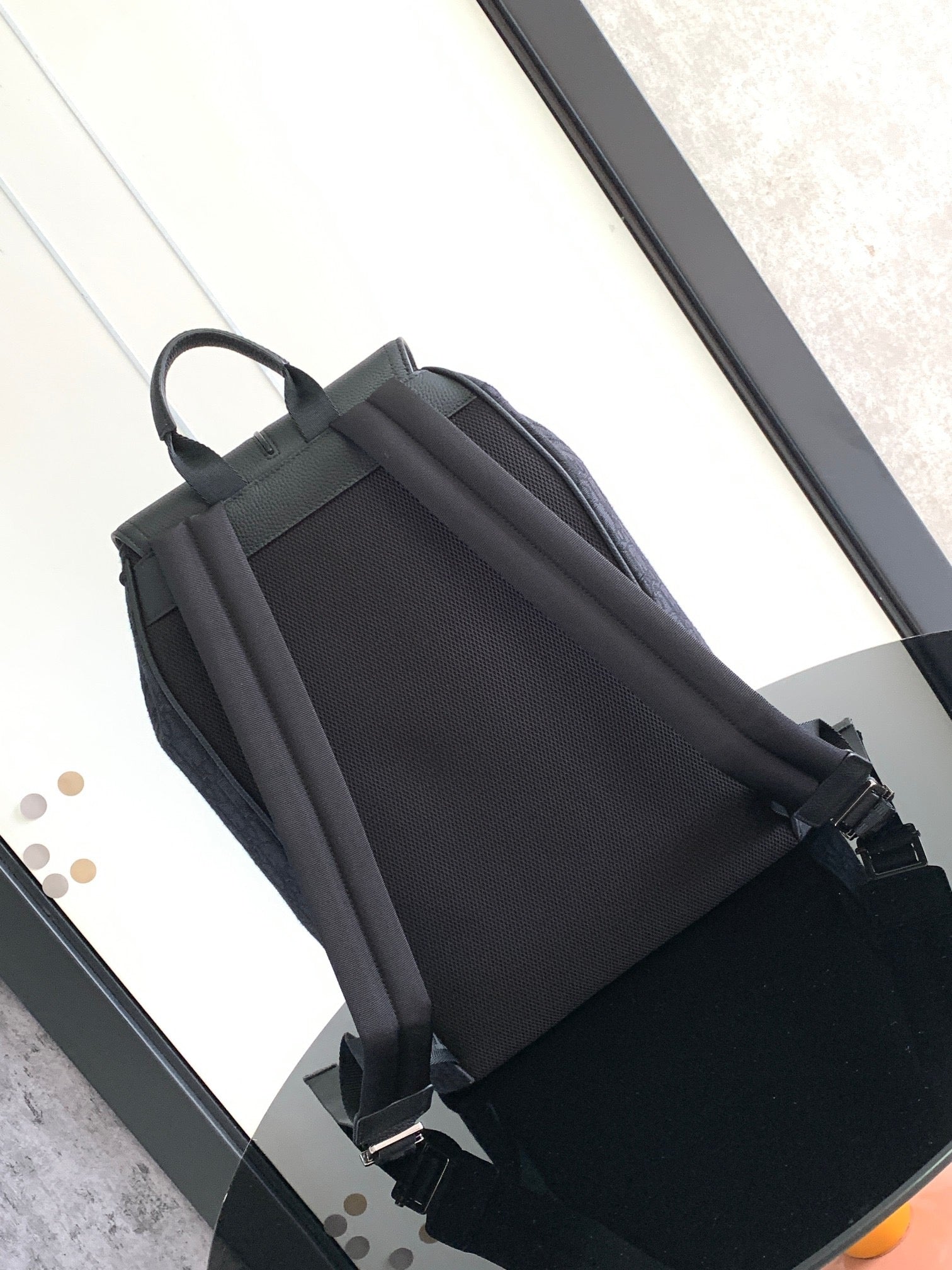 Aprikosen- und schwarze Tasche