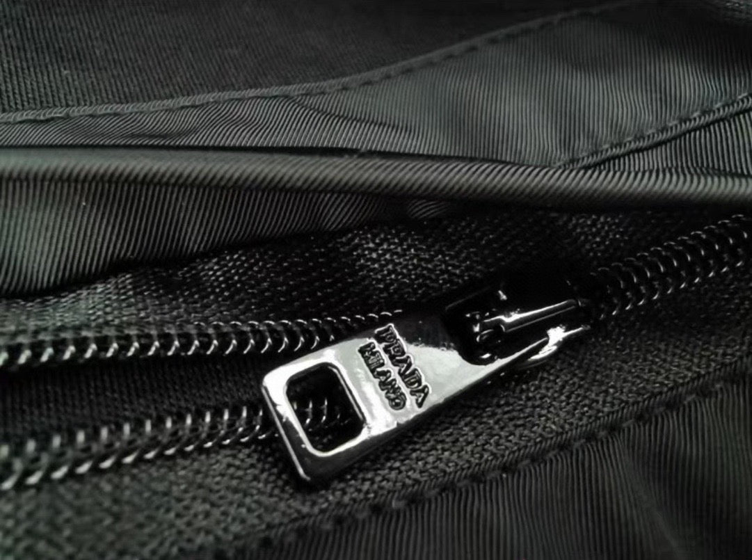 تي شيرت أبيض وأسود