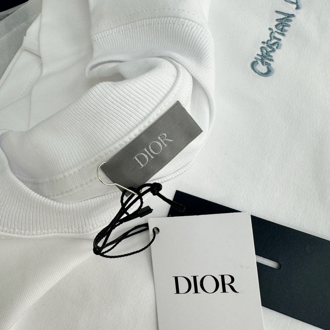 Graues und weißes T-Shirt