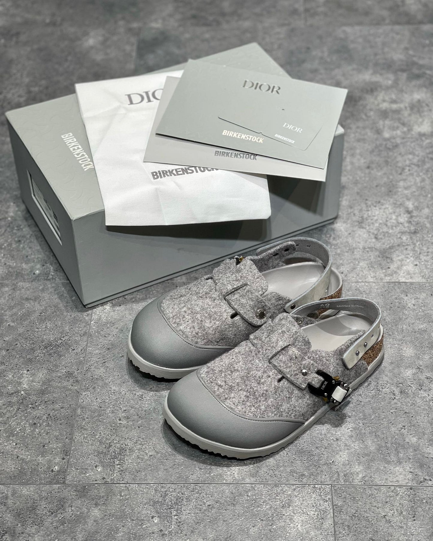 أحذية باللون الأسود والرمادي والأبيض العاجي