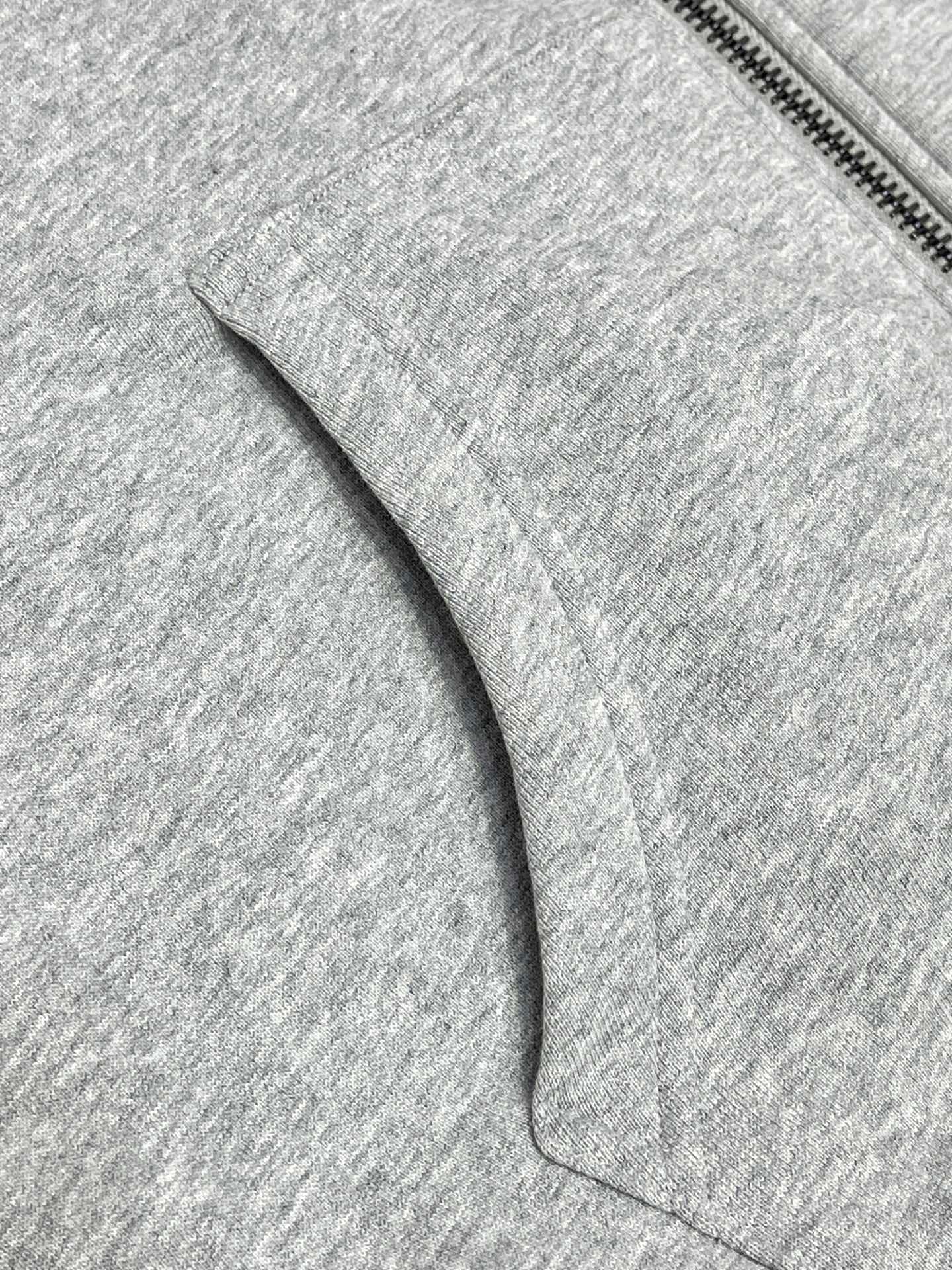 Schwarze und graue Jacke