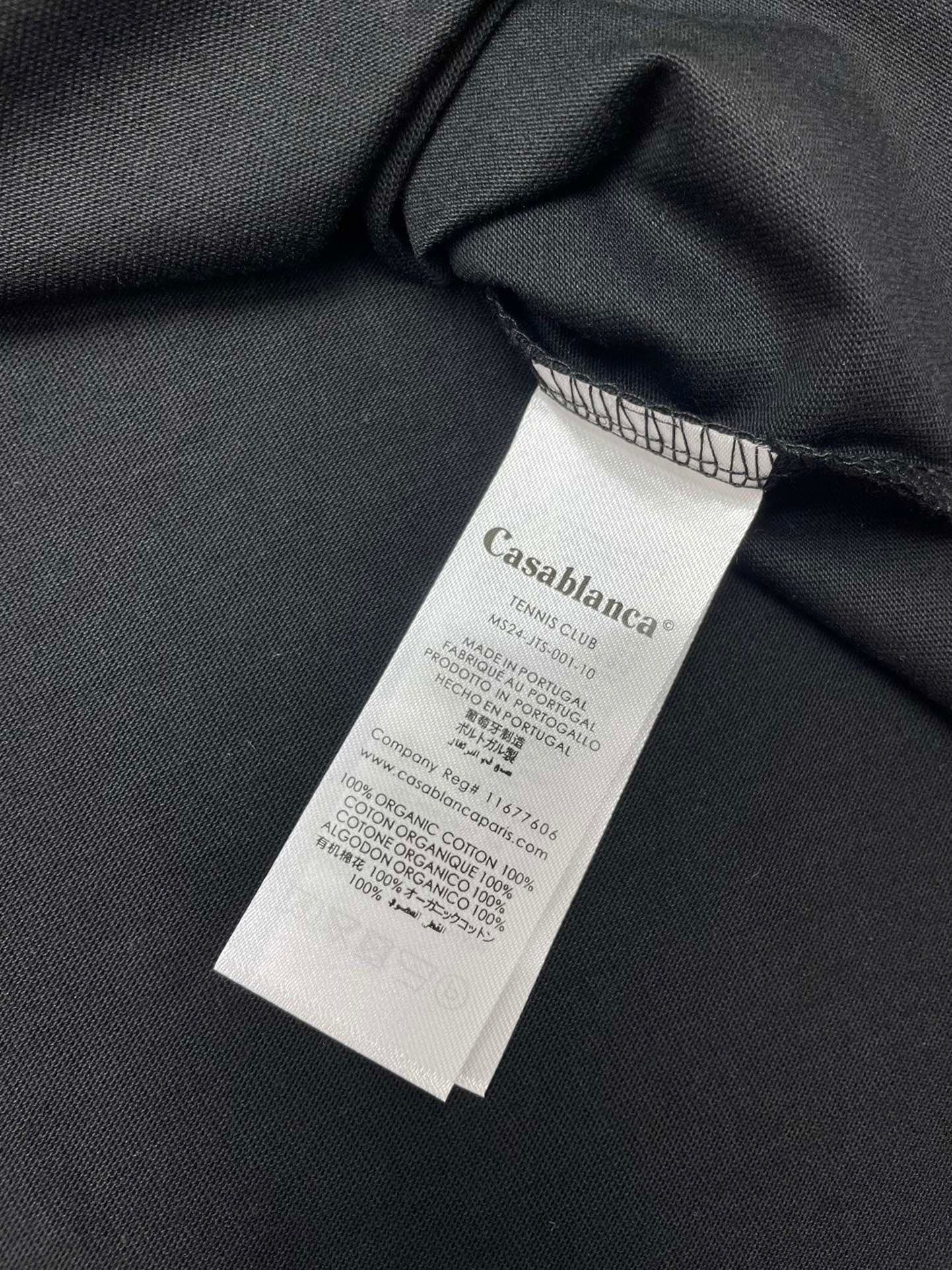 Schwarzes, himmelblaues und weißes T-Shirt