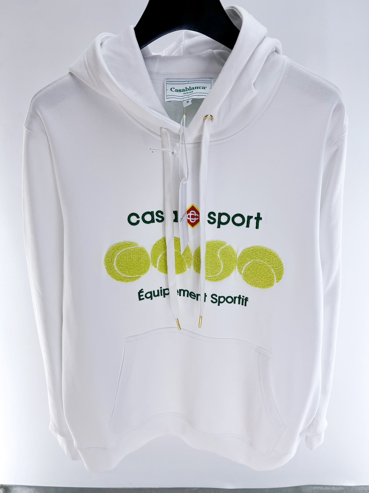 Schwarz-weißer Kapuzenpullover