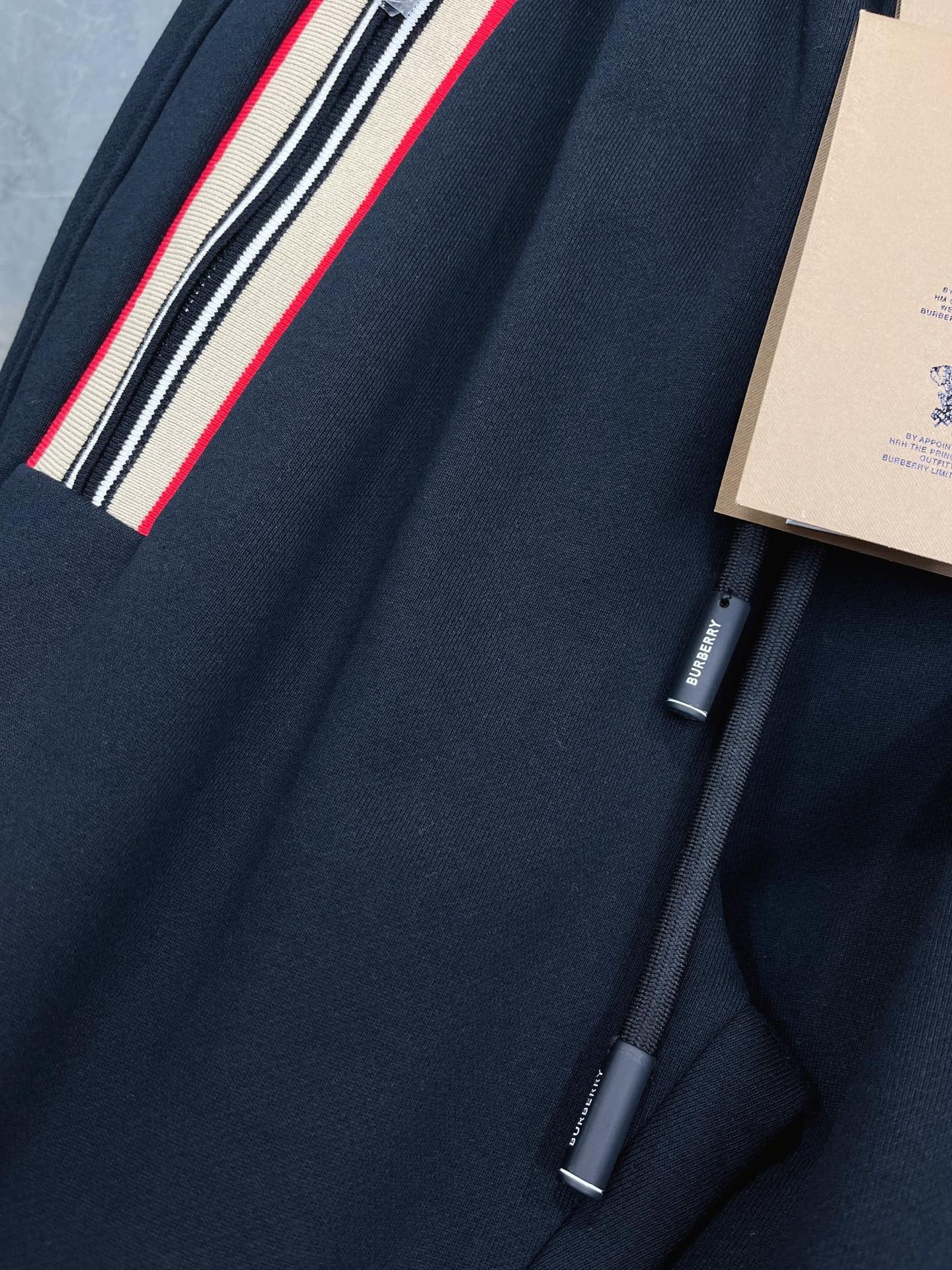 Schwarze, blaue und graue Hose