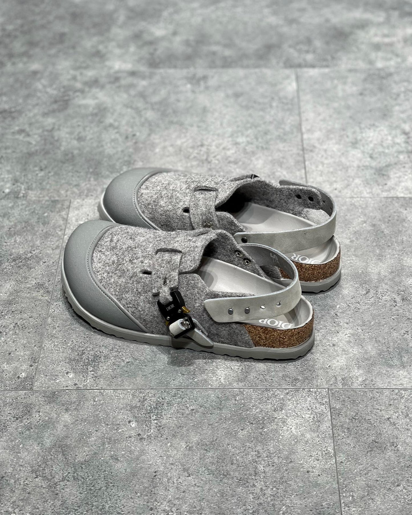 أحذية باللون الأسود والرمادي والأبيض العاجي