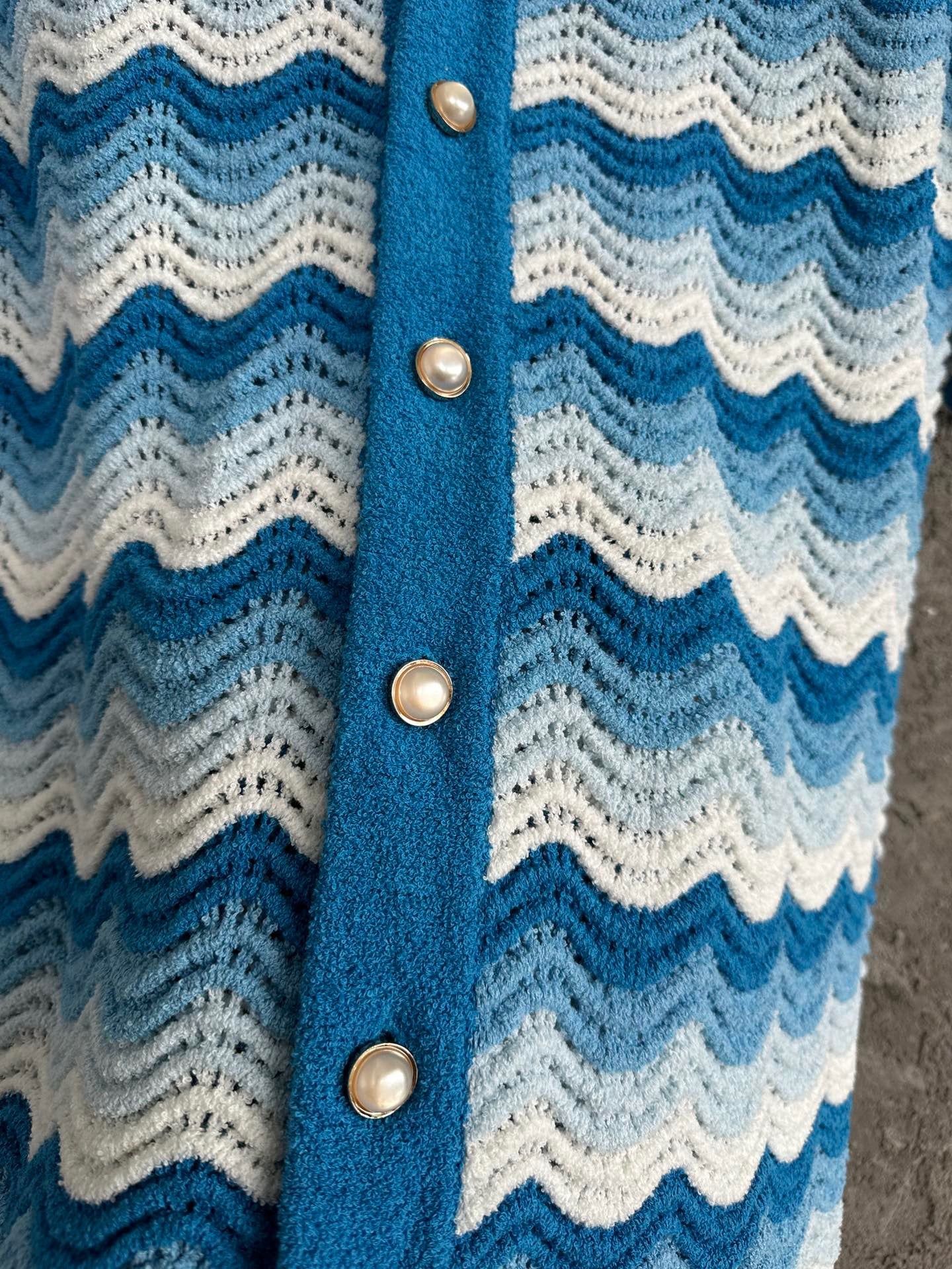 Gelbes und blaues Hemd