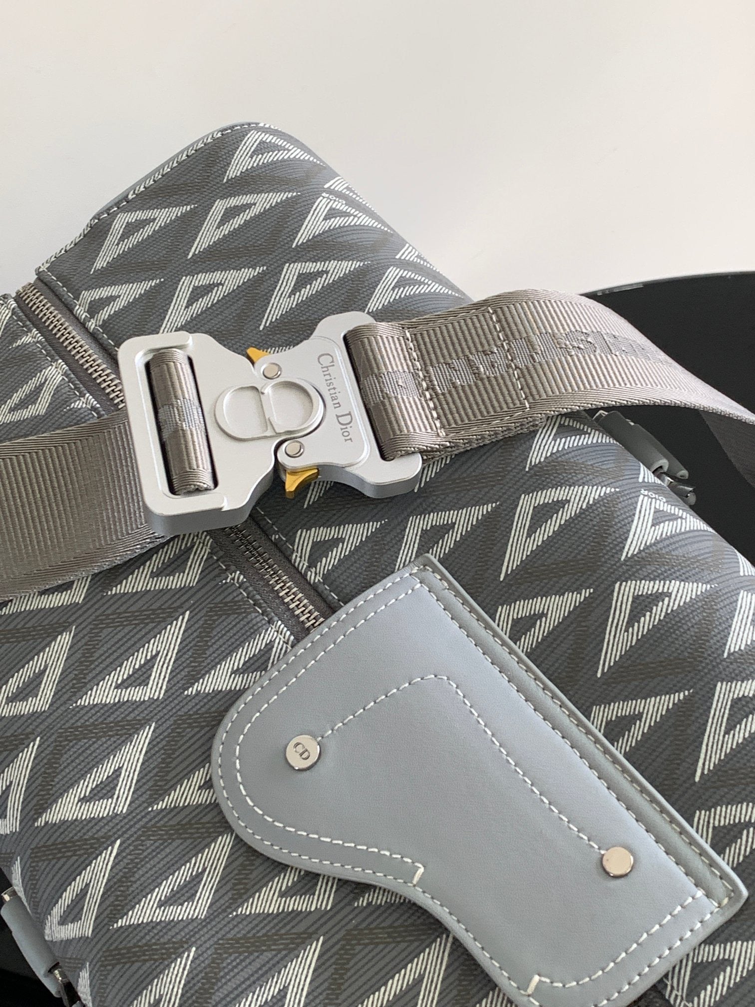 Graue und schwarze Tasche
